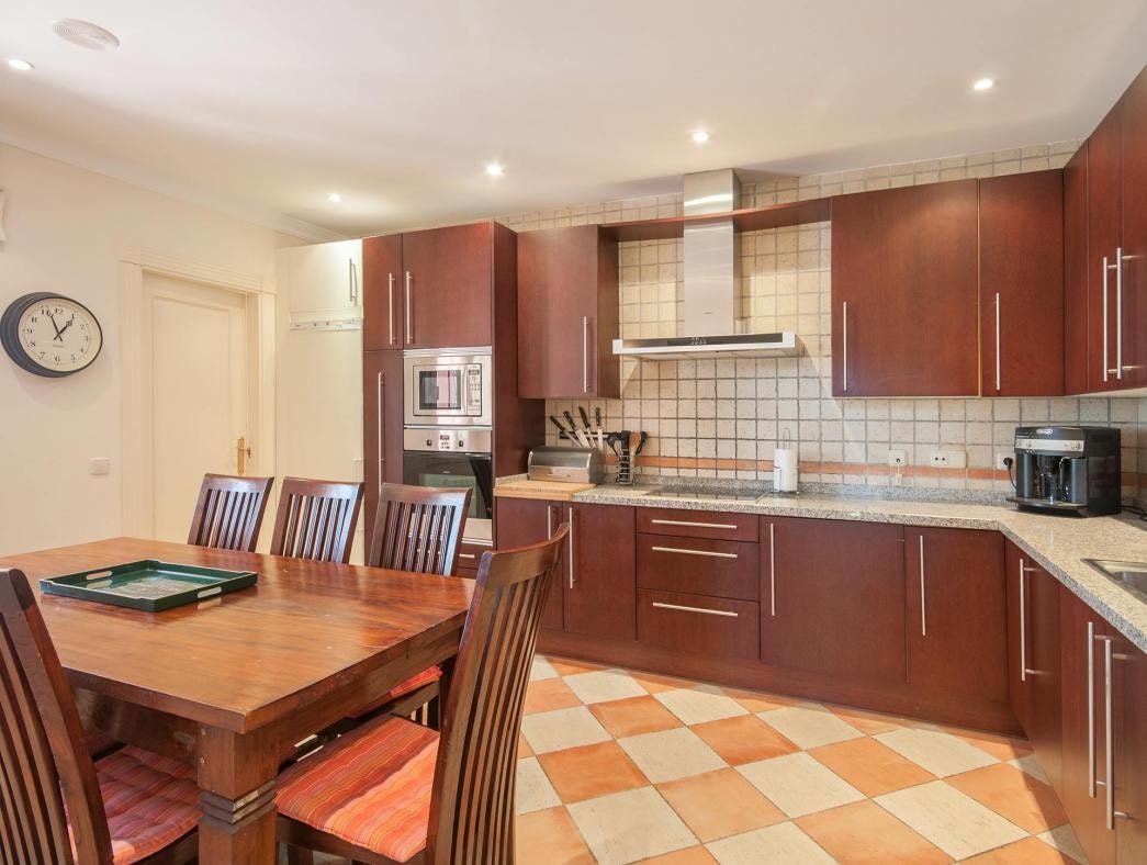 Fullt utstyrt kjøkken Galleribilde