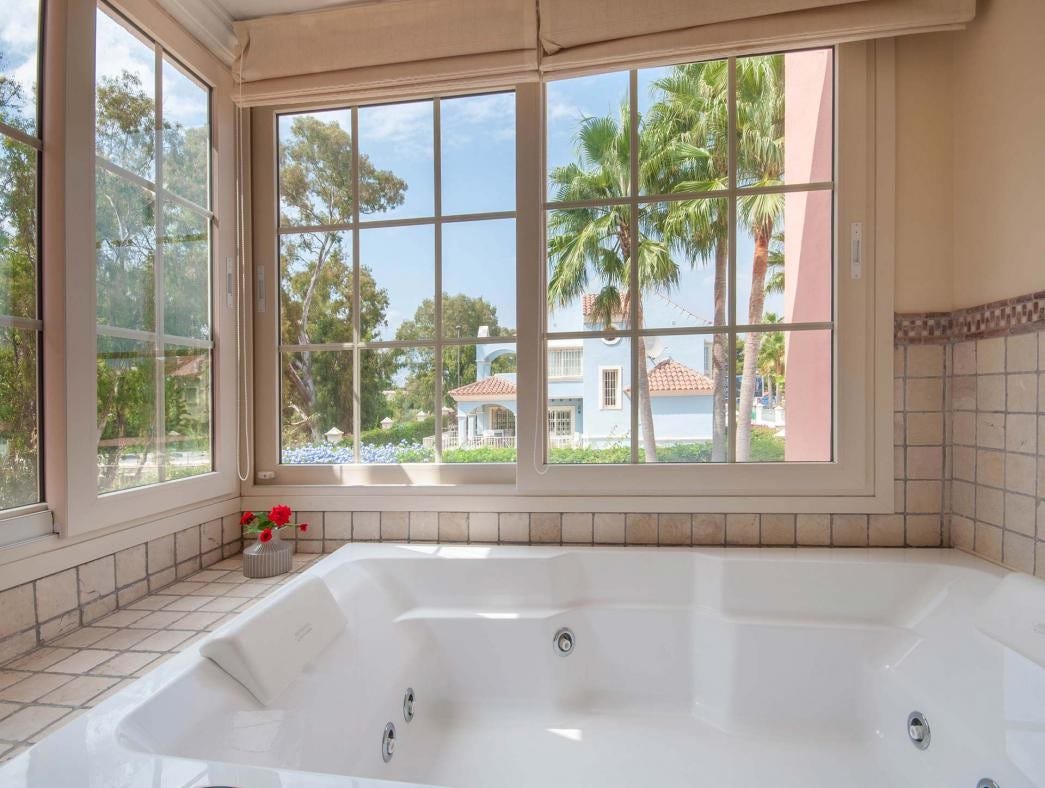 Deilig boblebad på baderom i hovedsoverom Galleribilde