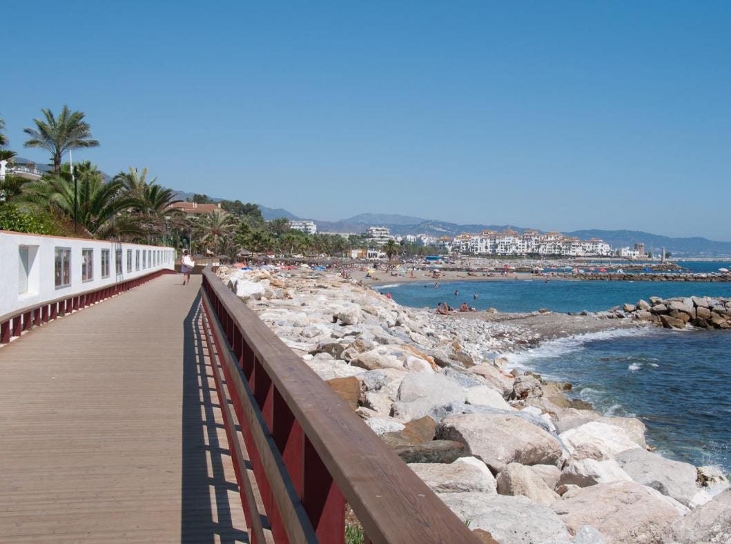 Huset ligger på strandpromenaden som strekker seg helt til Marbella by Galleribilde