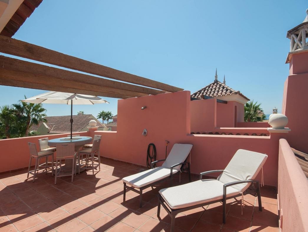 Takterrasse der du kan sitte helt skjermet fra alt og alle Galleribilde