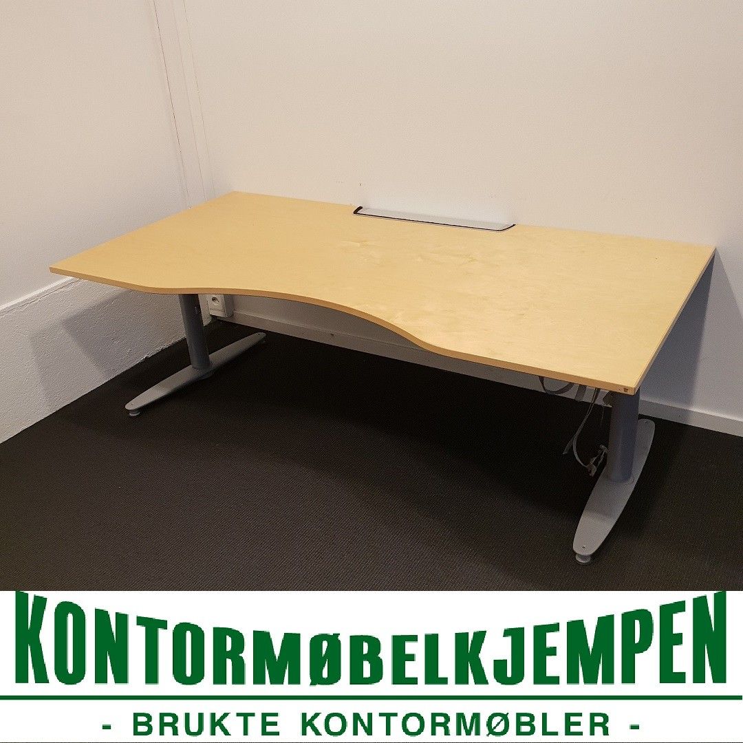 21 stk Kinnarps serie T skrivebord m kabelbrønn, Bjørk 10 stk. Kinnarps Serie T skrivebord (160x90 cm, Hvit