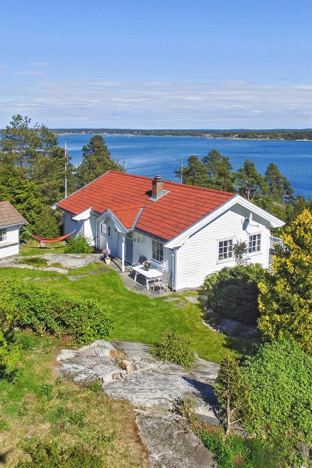 Eiendommen ligger høyt og fint i terrenget og har 180 graders sjøutsikt Galleribilde