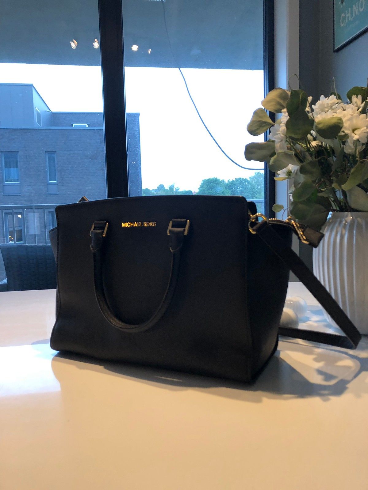 Pent brukt Michael Kors veske | FINN.no Pent brukt Michael Kors dunjakke | FINN.no