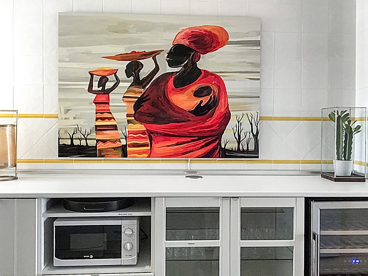 Stort, fullt utstyrt kjøkken med service til 12 personer. Oppvaskmaskin, vaskemaskin, vinskap, mikrobølgeovn etc. Galleribilde