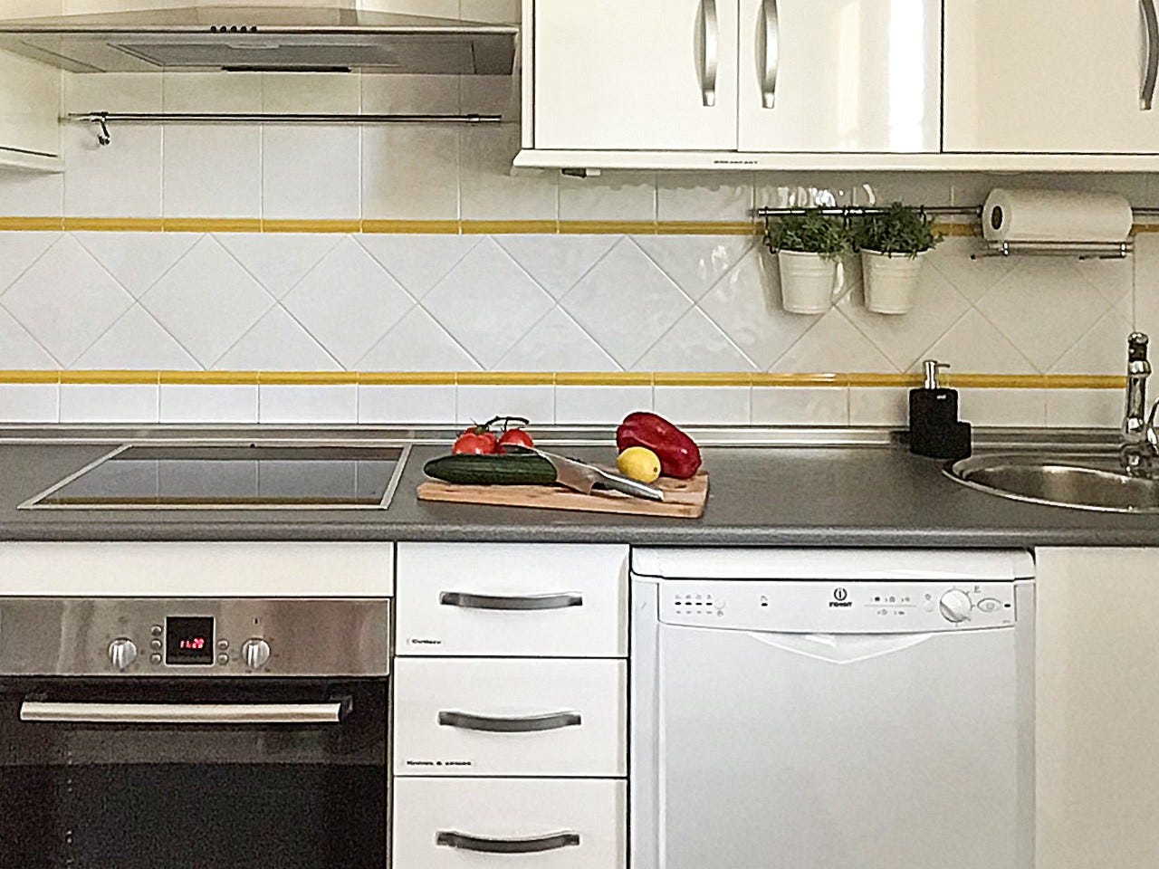 Stort, fullt utstyrt kjøkken med service til 12 personer. Oppvaskmaskin, vaskemaskin, vinskap, mikrobølgeovn etc. Galleribilde