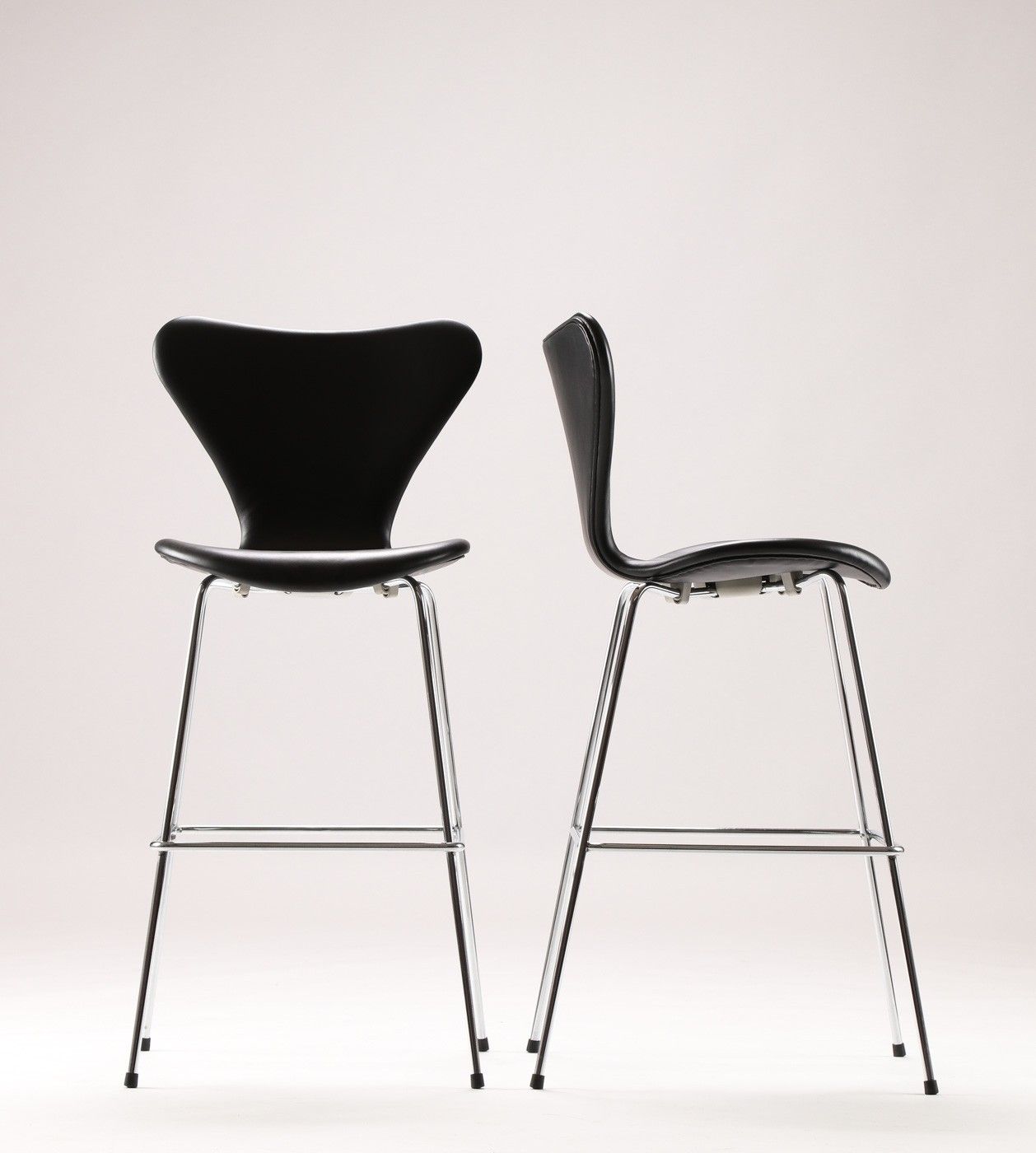 Arne Jacobsen. 'Syver' barstol i sort classic anilin skinn Arne Jacobsen. 'Syver' barstol i sort classic anilin skinn