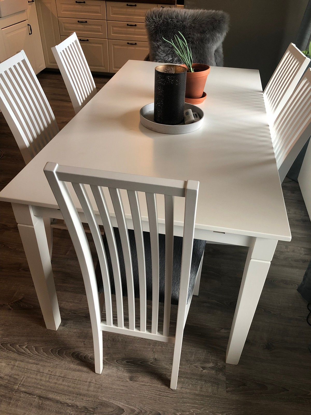 Hvit spisestue med 6 stoler + klaffer | FINN.no Spisebord med to klaffer og 6 stoler selges billig | FINN.no
