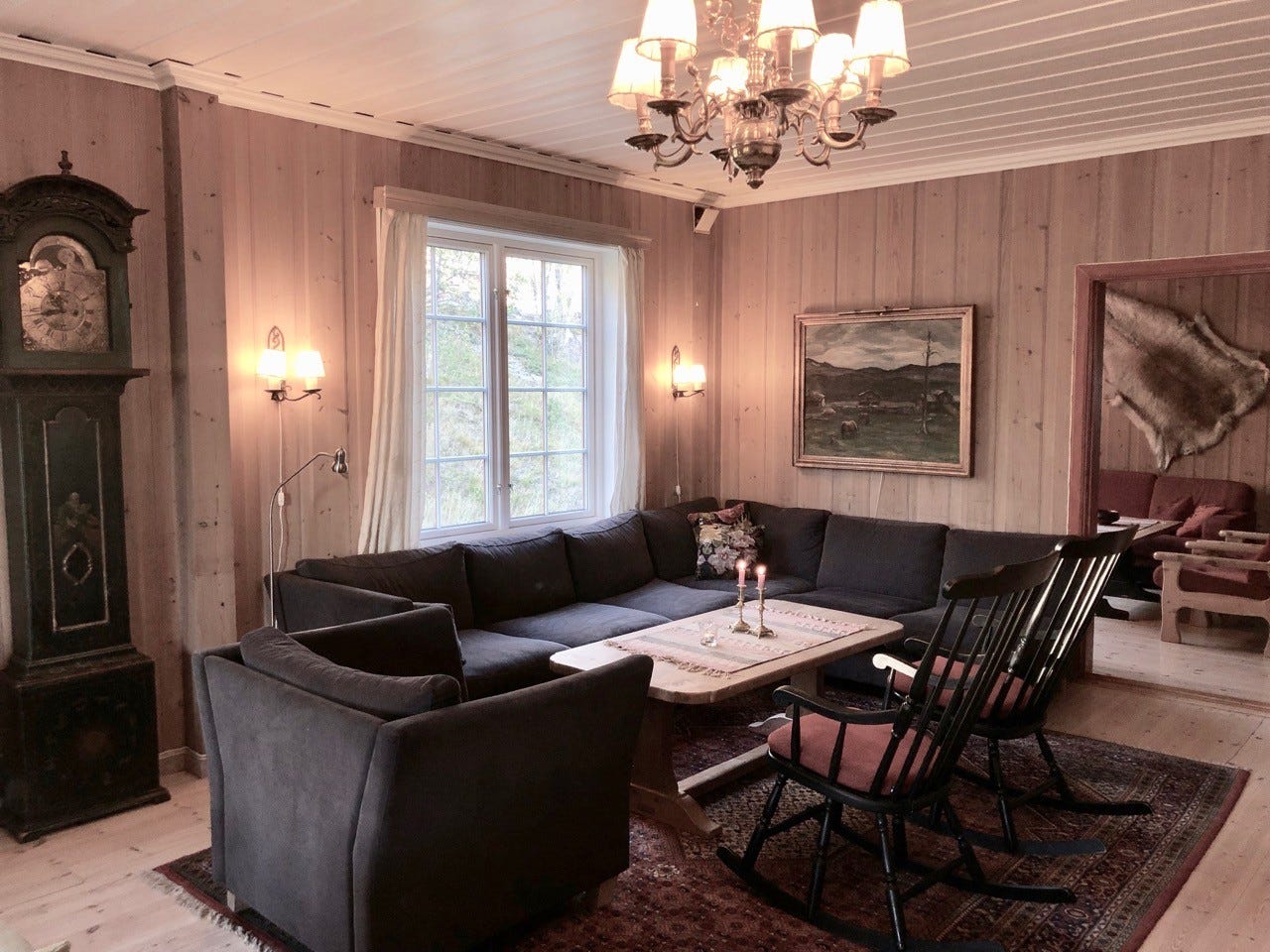 Peisestuen - grå sofagruppe Galleribilde