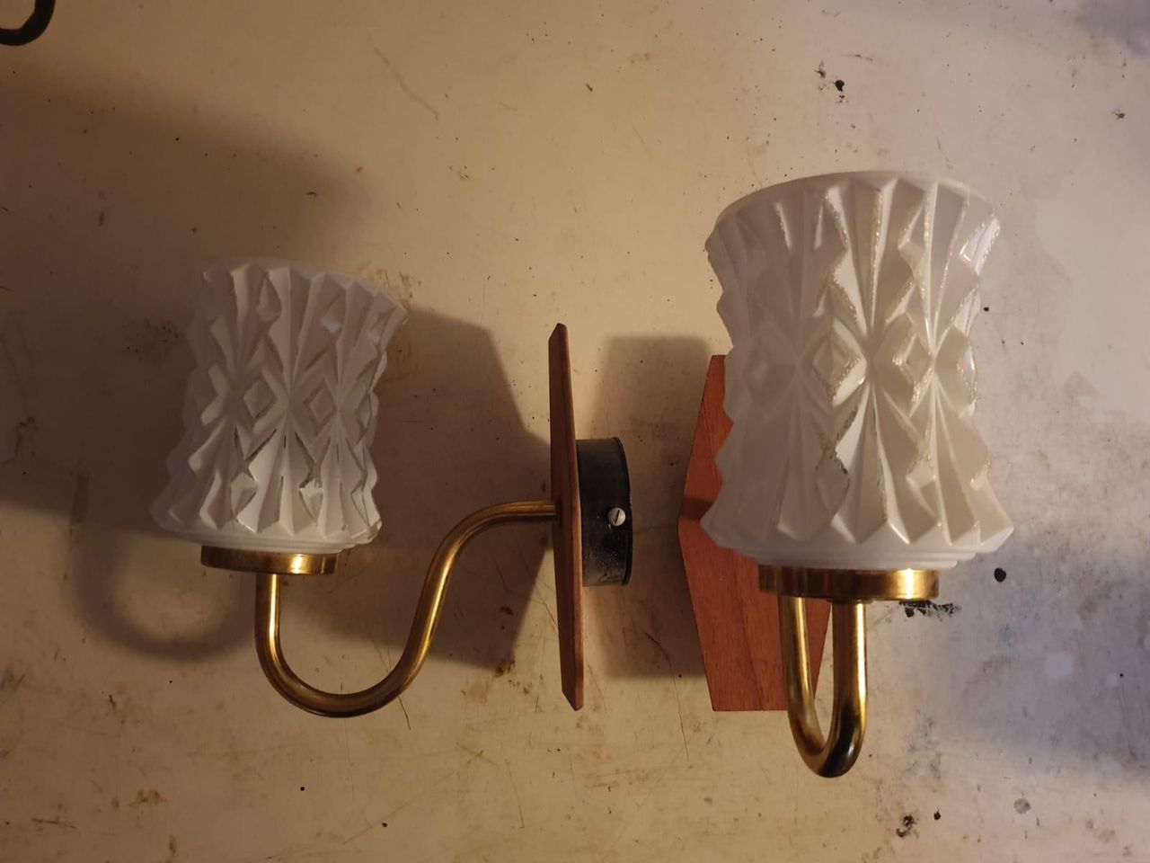 Retro vegglampe Kjøpe, selge og utveksle annonser finn den Retro lampett i teak med plastskjermer Epla