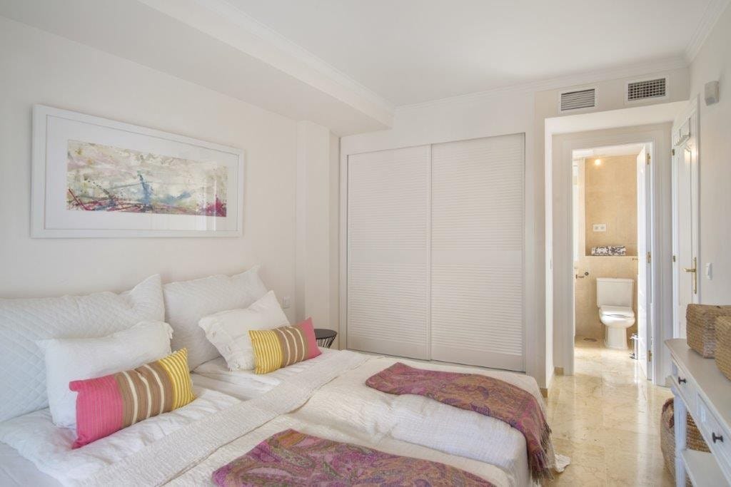 Master bedroom mot bad Galleribilde