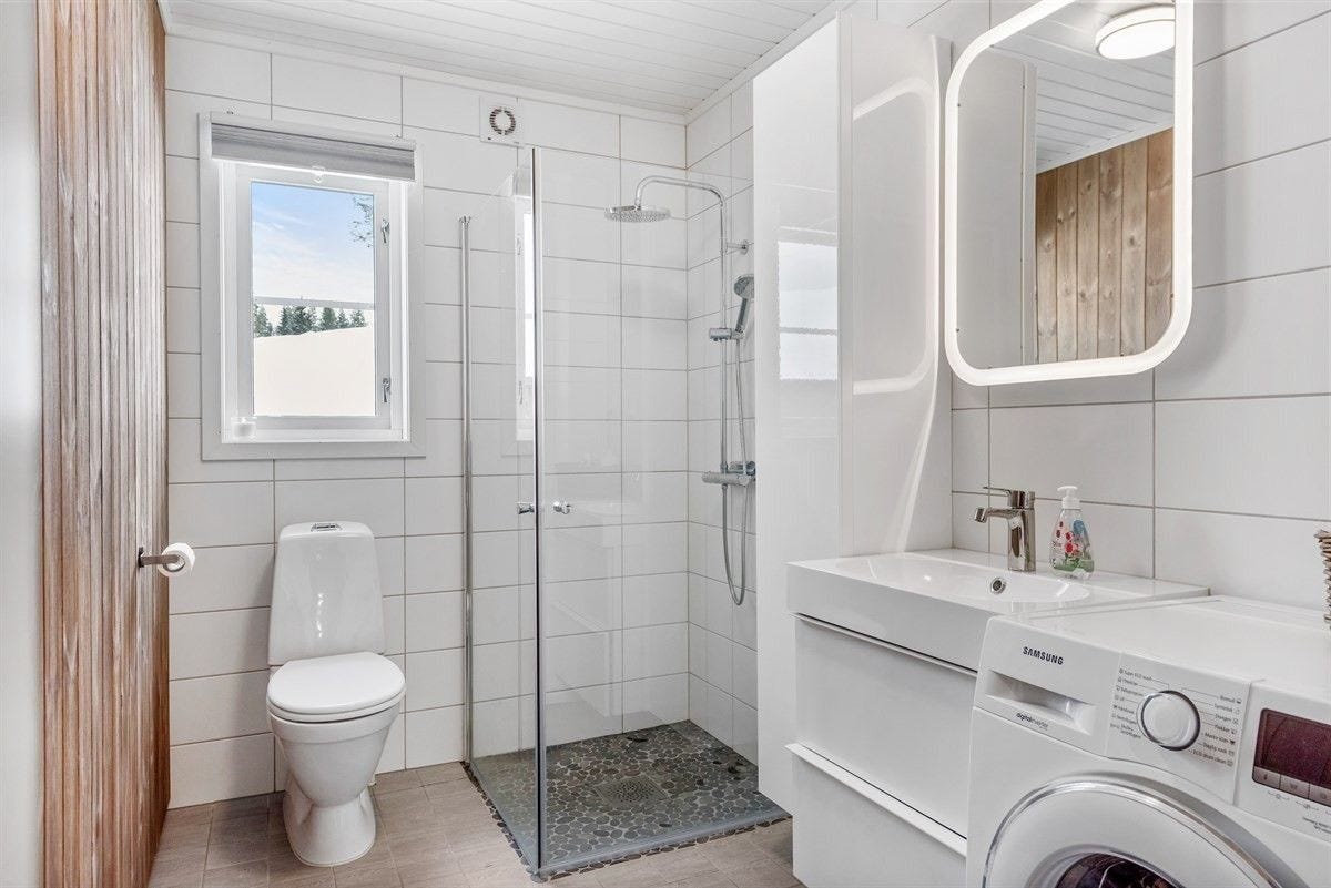 Bad1 med dusj, toalett og vaskemaskin Galleribilde