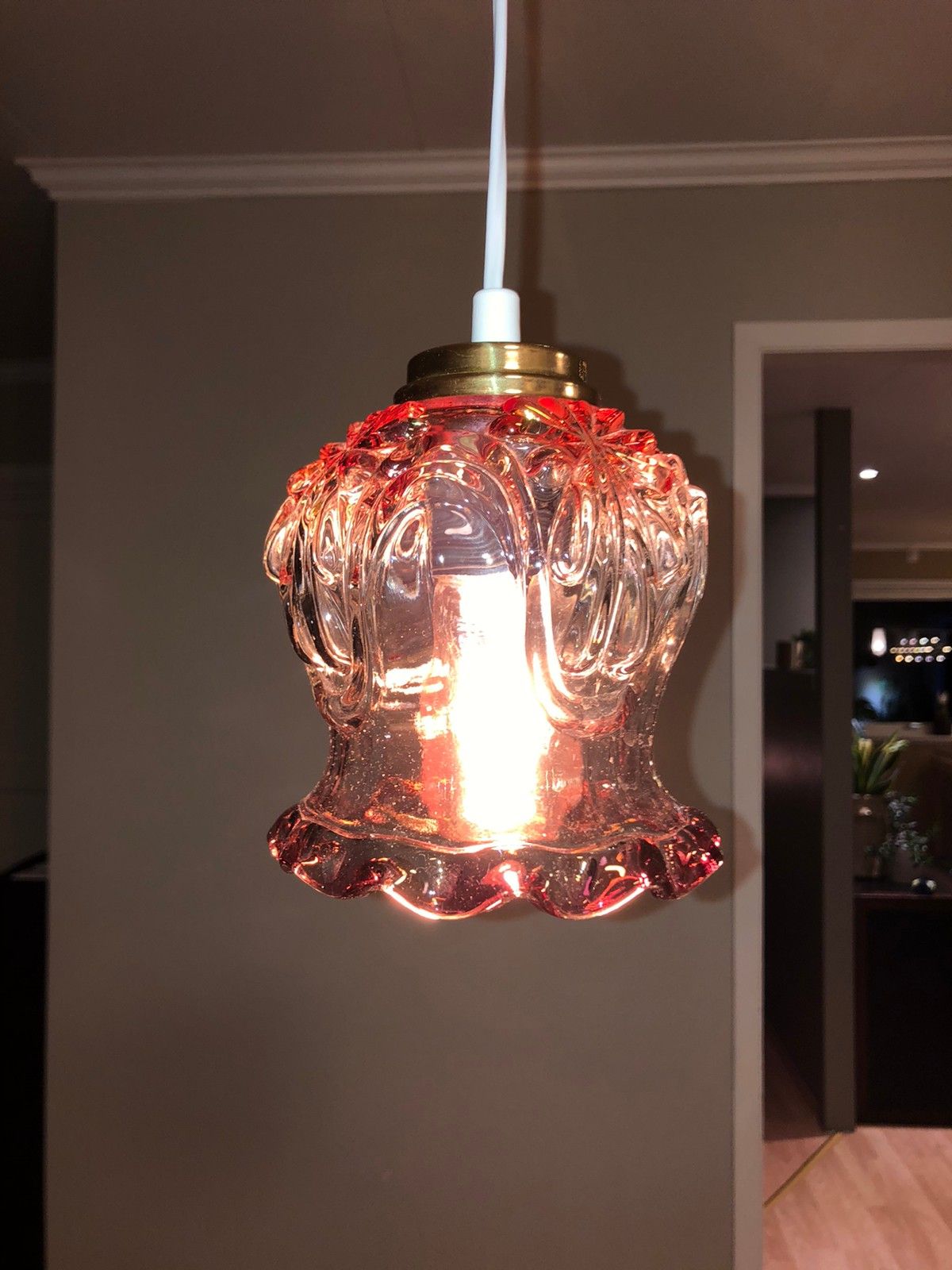 Pendellampe, pendel, retro, vintage, rosa, gjenbruk Mange Retro lamper i alle typer og farsonger | FINN.no