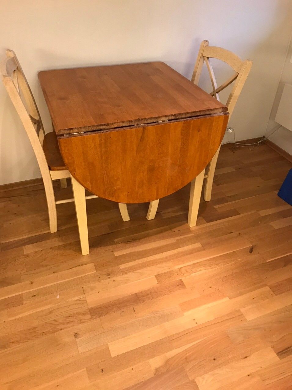 Lite kjøkkenbord med Kjøpe, selge og utveksle annonser de Lite bord med 2 stoler Kjøpe, selge og utveksle annonser
