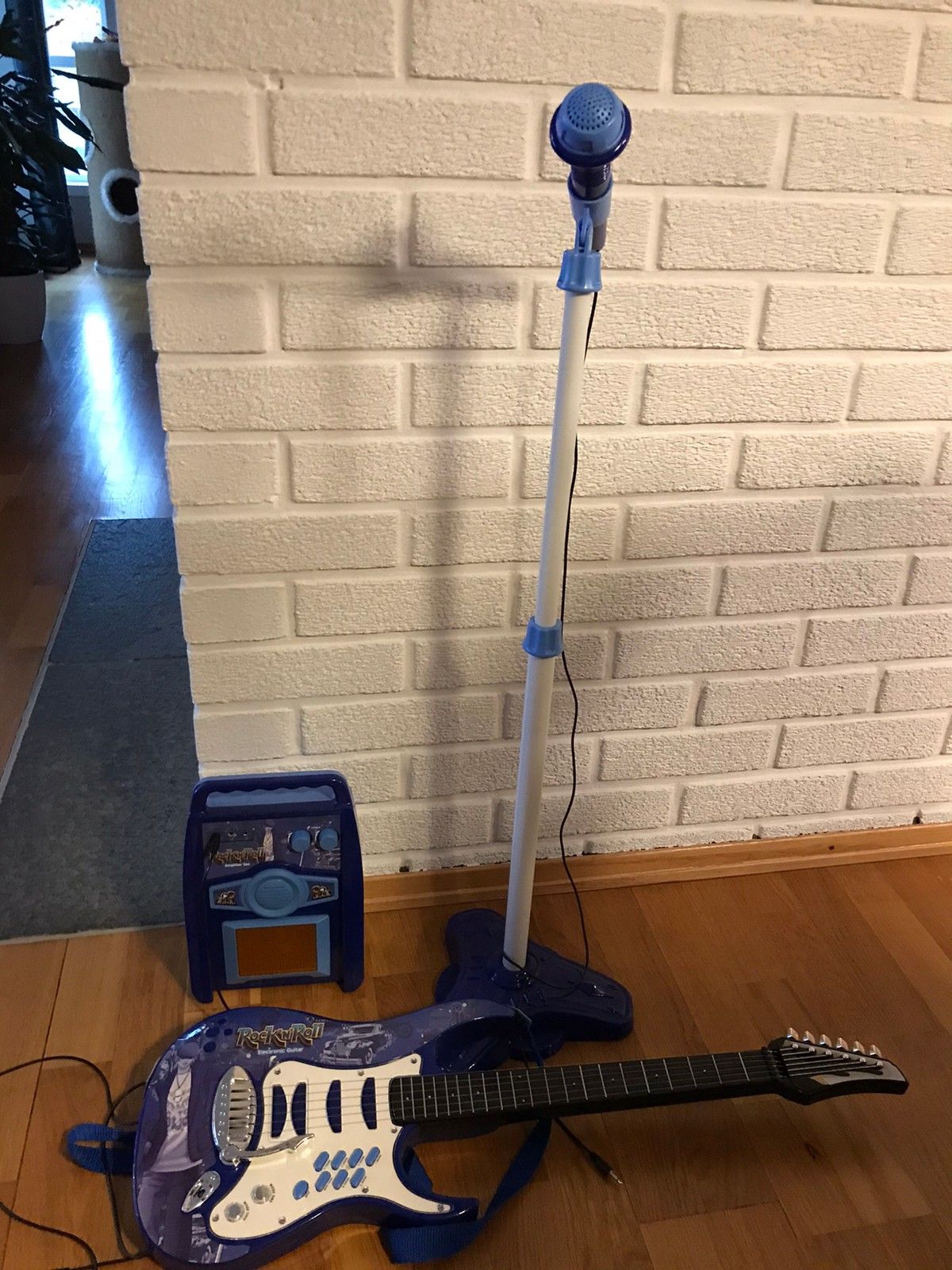 leke gitar med forsterker og mikrofon | FINN.no leke gitar med forsterker og mikrofon | FINN.no