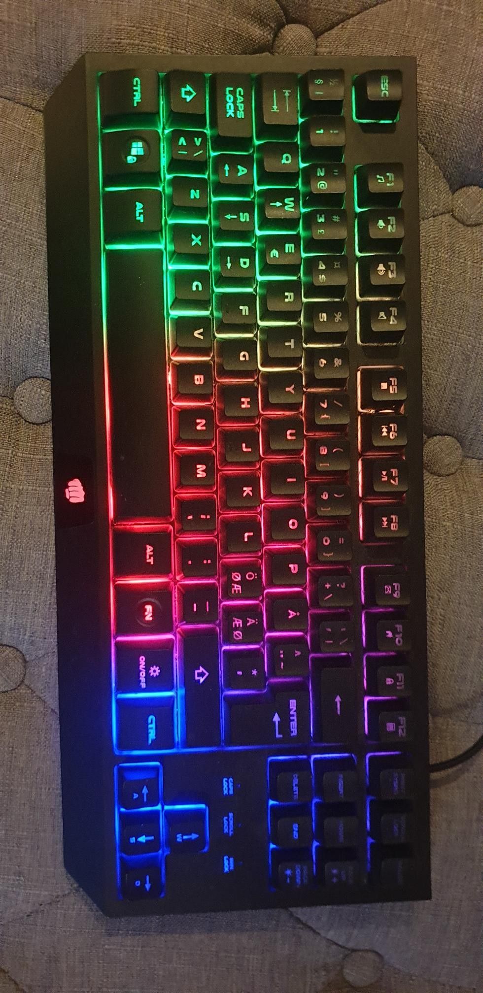 Gaming keyboard | FINN.no ADX gaming tastatur med HyperX keycaps | FINN.no