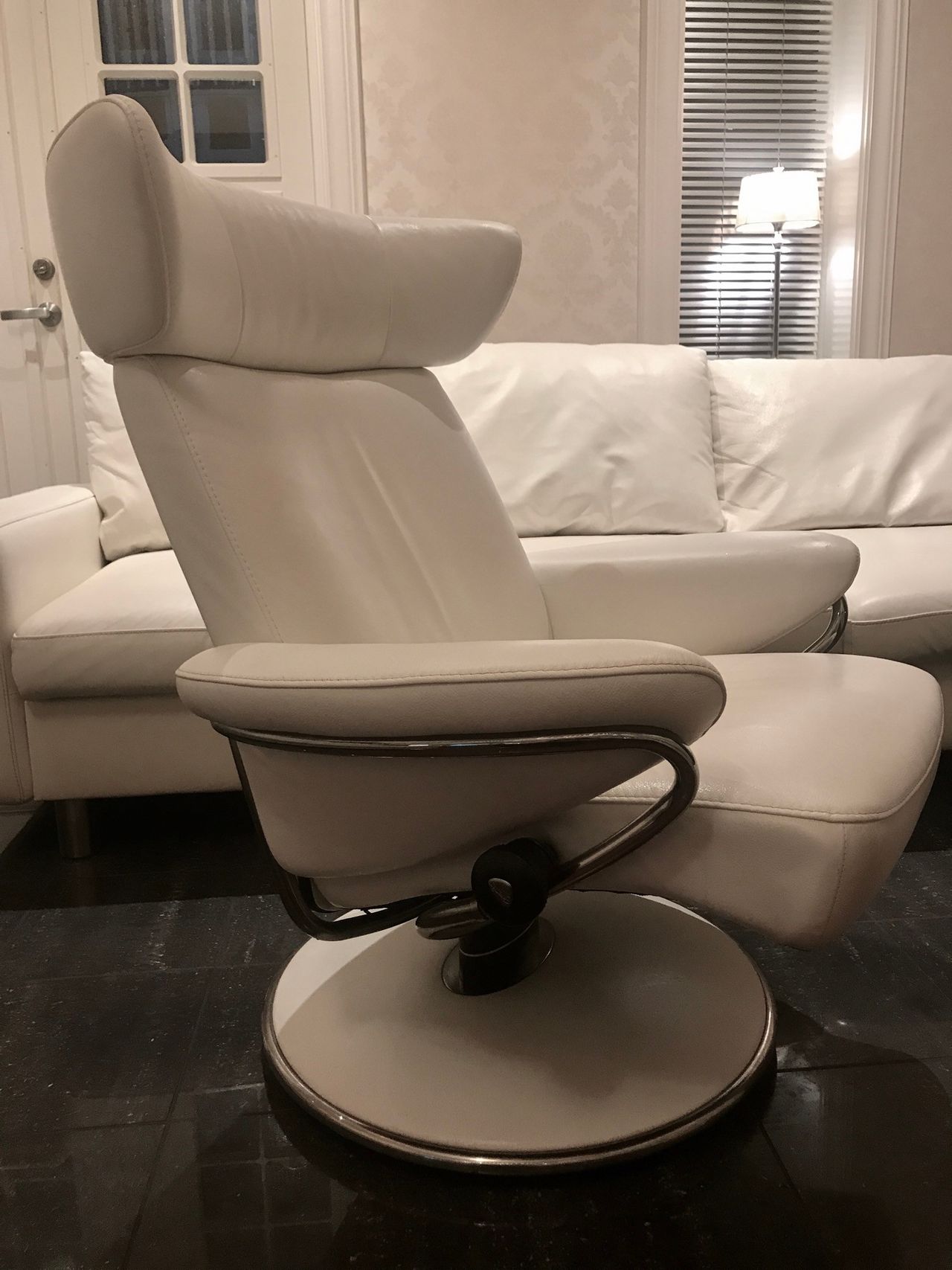 Ekornes Stressless Jazz stol og Ekornes Stressless E200 2 og Stressless. Lænestol med skammel, læder, model Jazz. (2