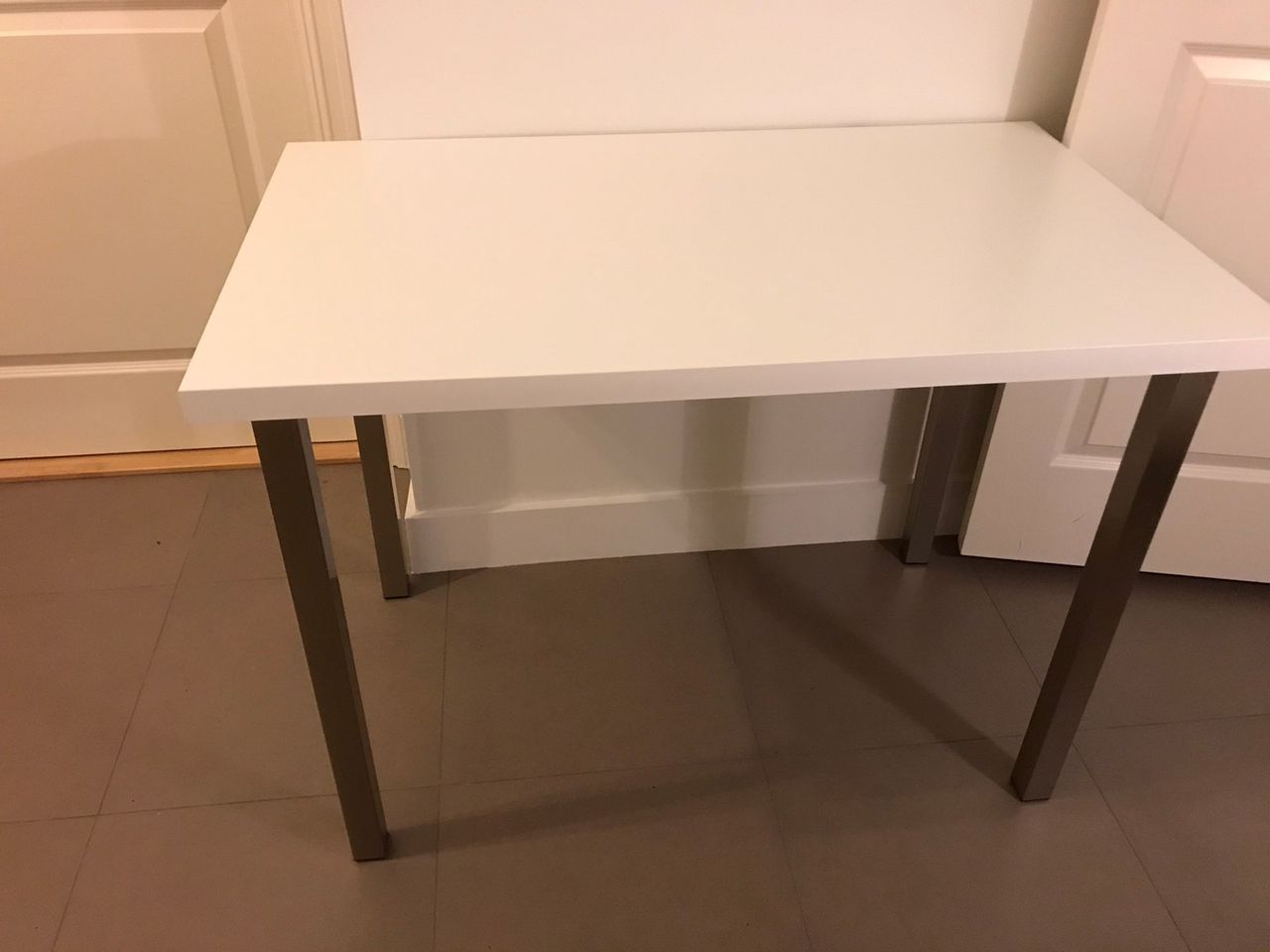 STRØKEN 100x60 skrivebord med firkantet stålben | FINN.no STRØKEN 100x60 skrivebord med firkantet stålben | FINN.no
