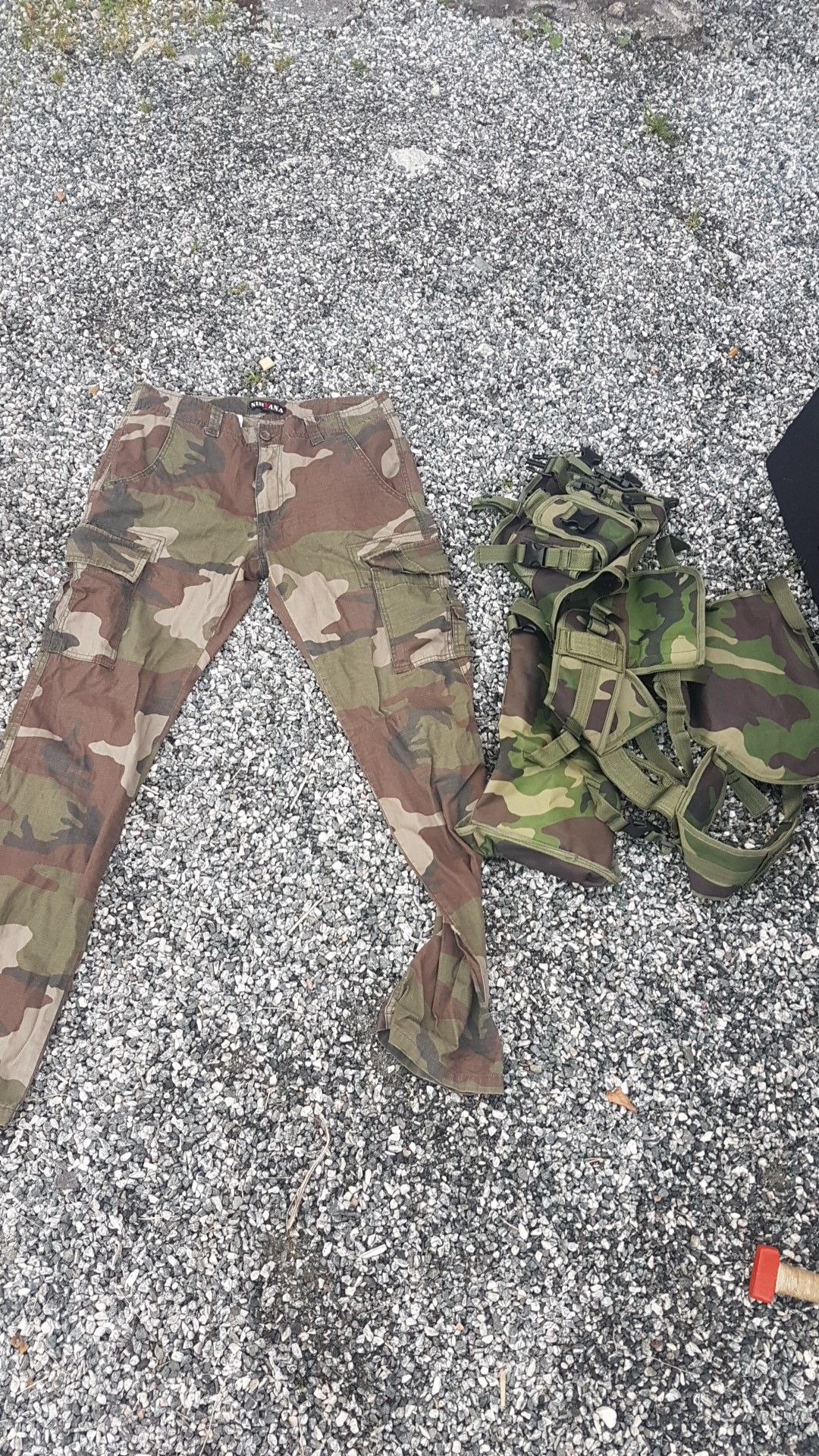 Militær bukse og skulderbelte for lek nerf og rollespill Militær bukse og skulderbelte for lek nerf og rollespill