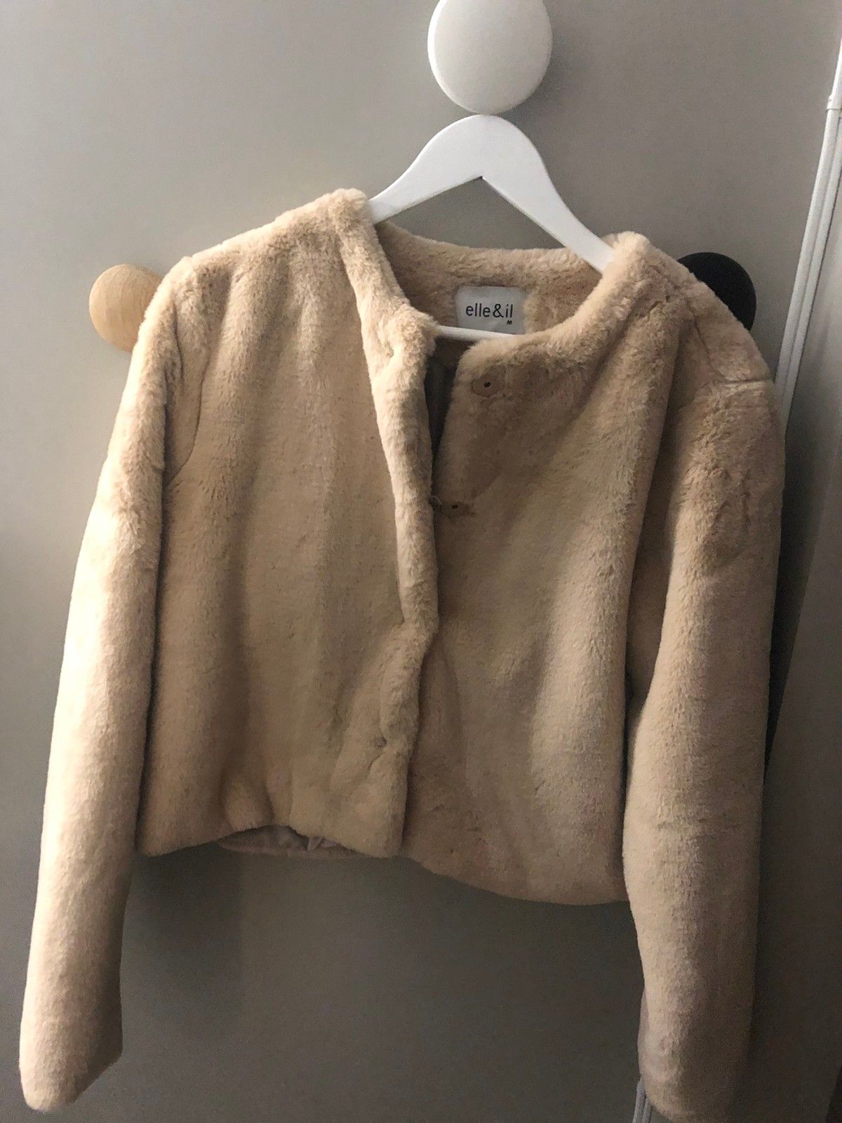 Elle & IL fuskepels jakke beige str.M brukt 2 ganger Elle & IL fuskepels jakke beige str.M brukt 2 ganger