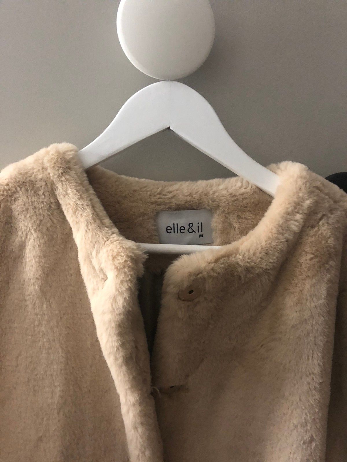 Elle & IL fuskepels jakke beige str.M brukt 2 ganger Elle & IL fuskepels jakke beige str.M brukt 2 ganger