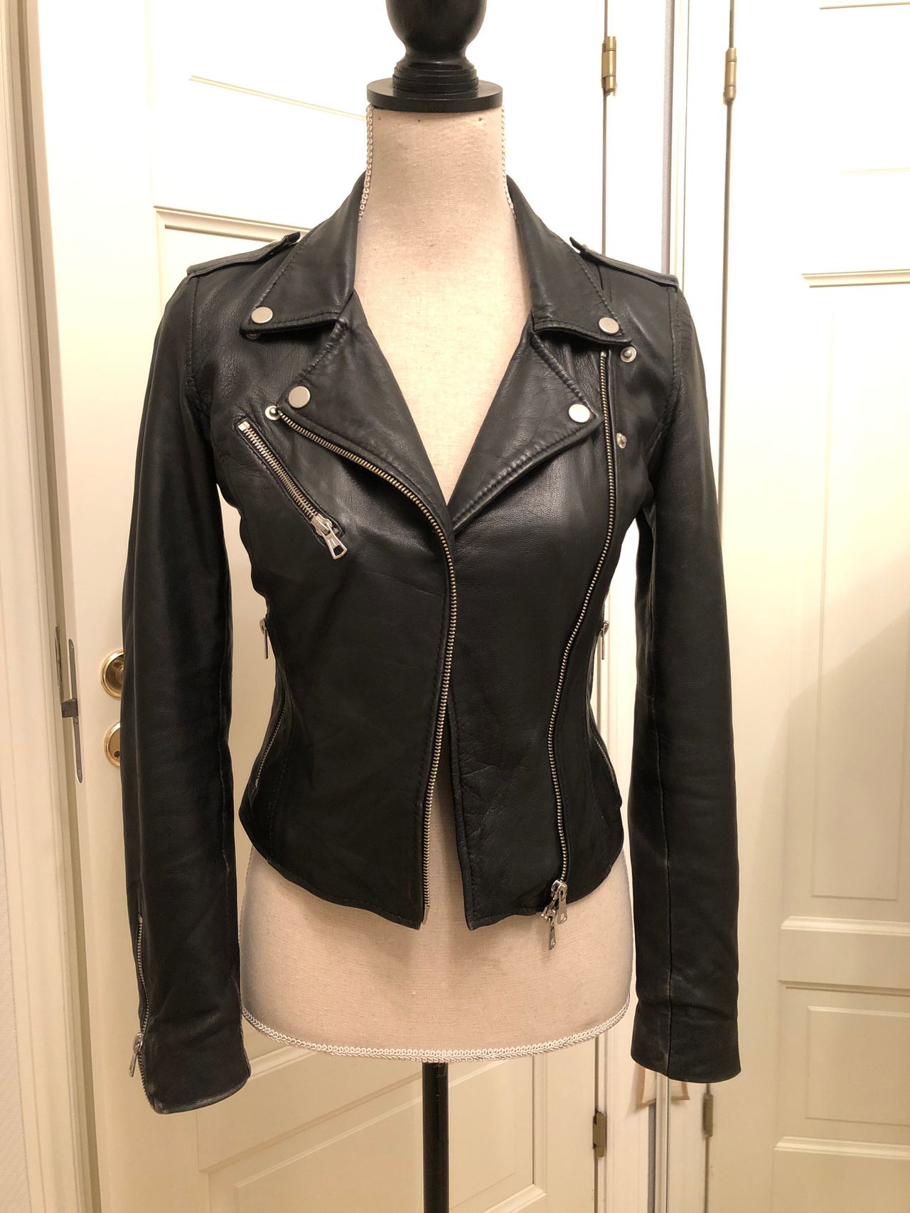 SKINNJAKKE STR 38 M VINTAGE EKTE SKINN VARMFORET SVART SKINNJAKKE STR 38 M VINTAGE EKTE SKINN VARMFORET SVART