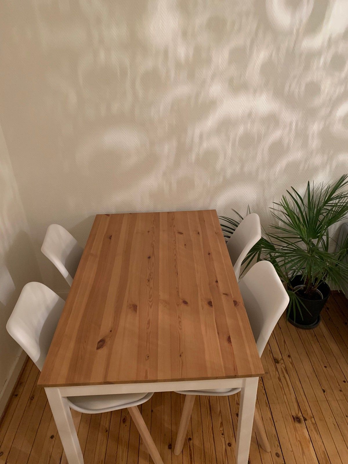 Brukt spisebord til Kjøpe, selge og utveksle annonser de Lite brukt spisebord med Kjøpe, selge og utveksle annonser