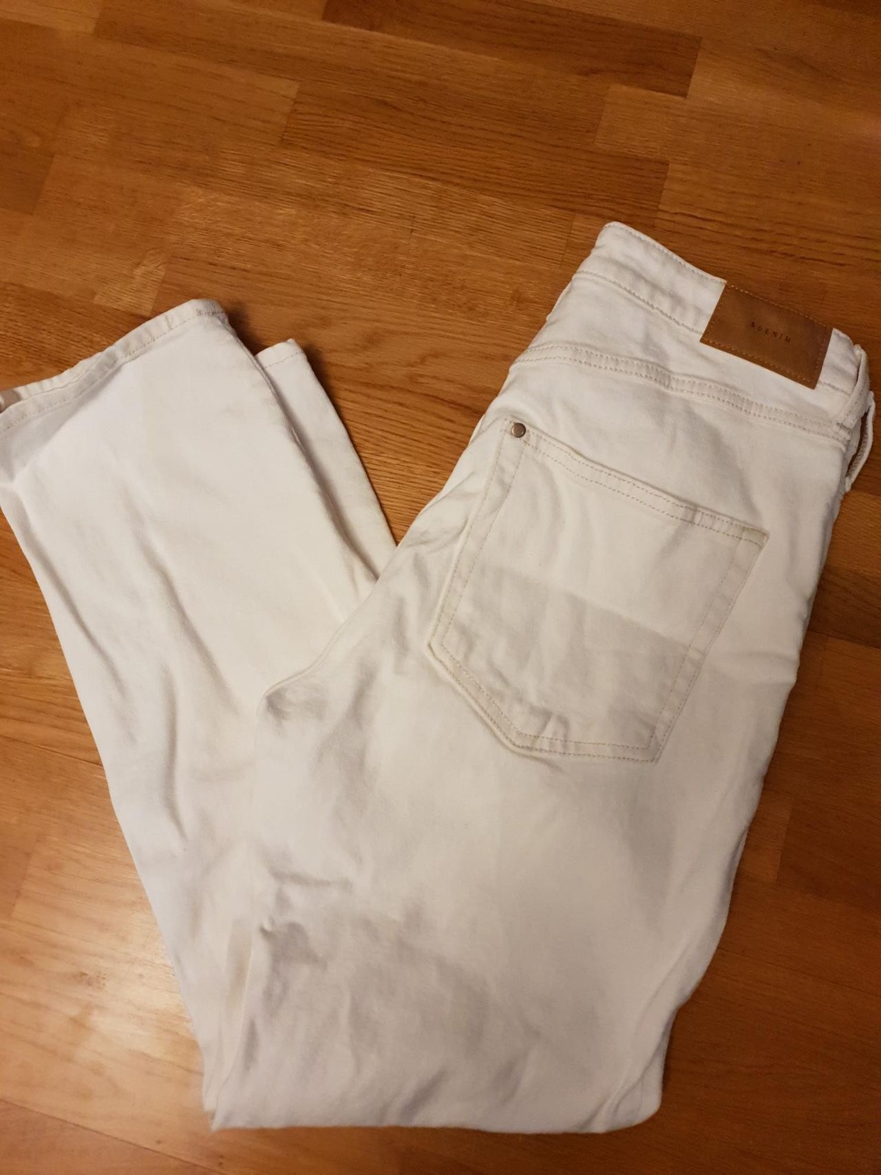Hvit bukse i størrelse 40 fra H&M | FINN.no Hvit bukse i størrelse 40 fra H&M | FINN.no