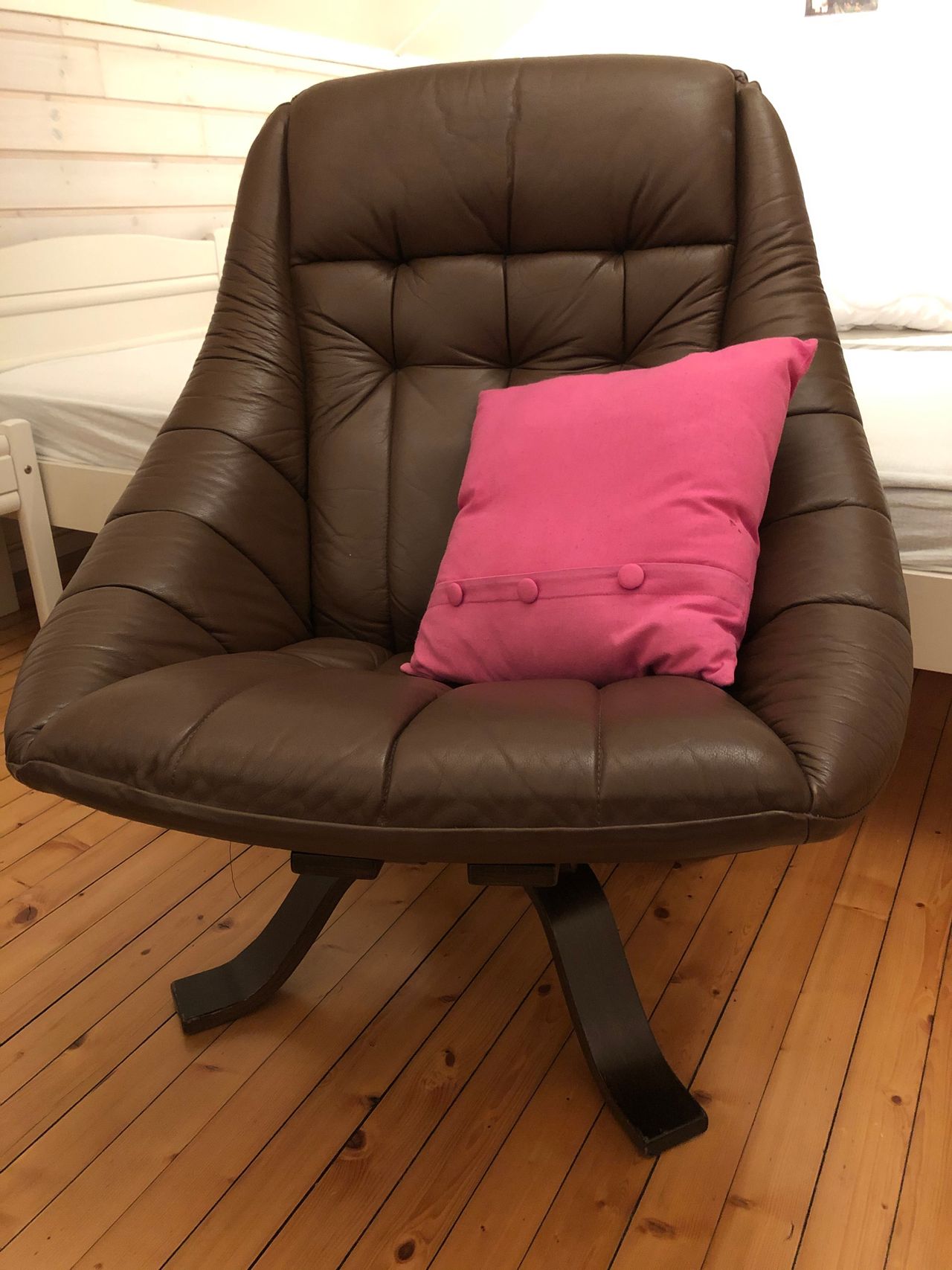 Retro design lenestol Kjøpe, selge og utveksle annonser de Elegant retro design lenestol | FINN.no