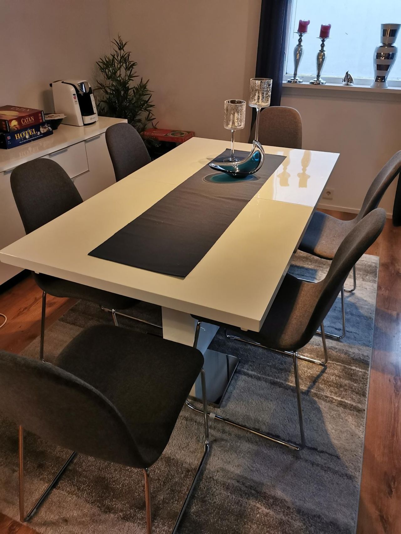 Lite bord med 2 stoler Kjøpe, selge og utveksle annonser Lite brukt spisebord med Kjøpe, selge og utveksle annonser