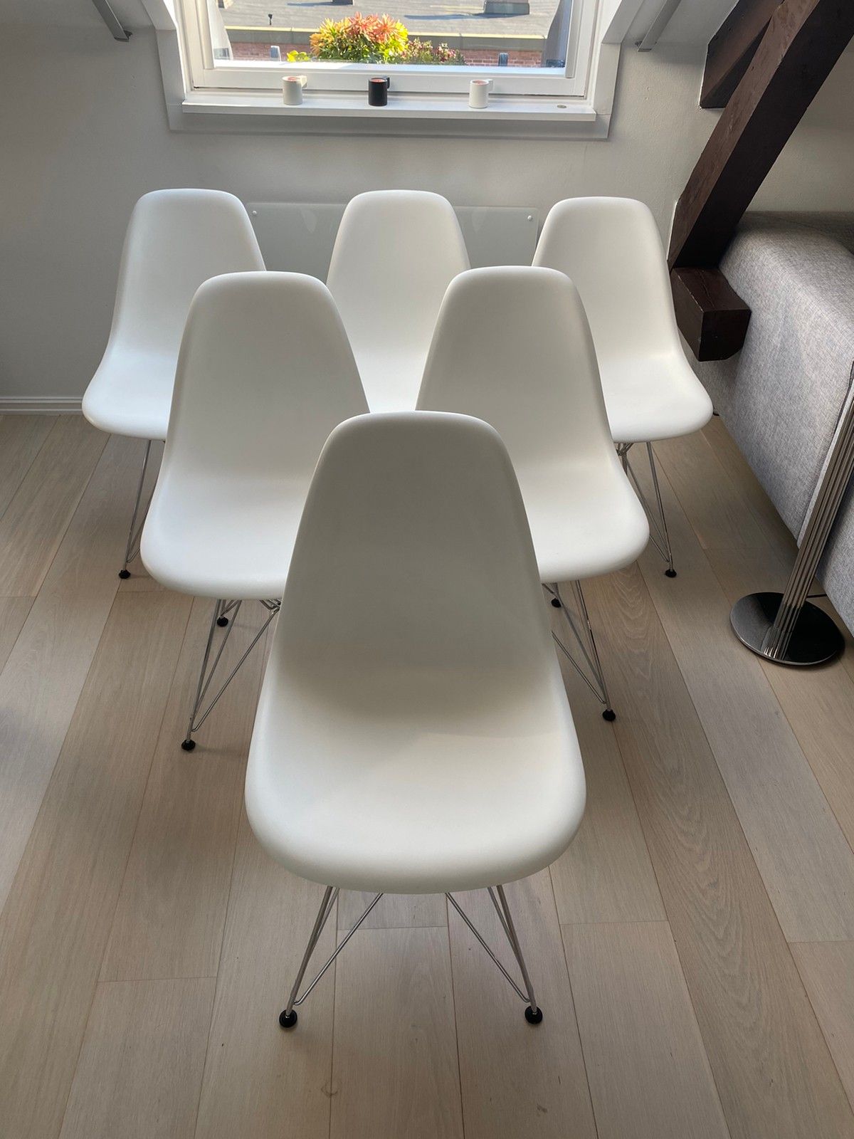Vitra Eames DSR Charles & Ray Eames of 1950, 2013 versjon Charles Eames stoler med pute | FINN.no