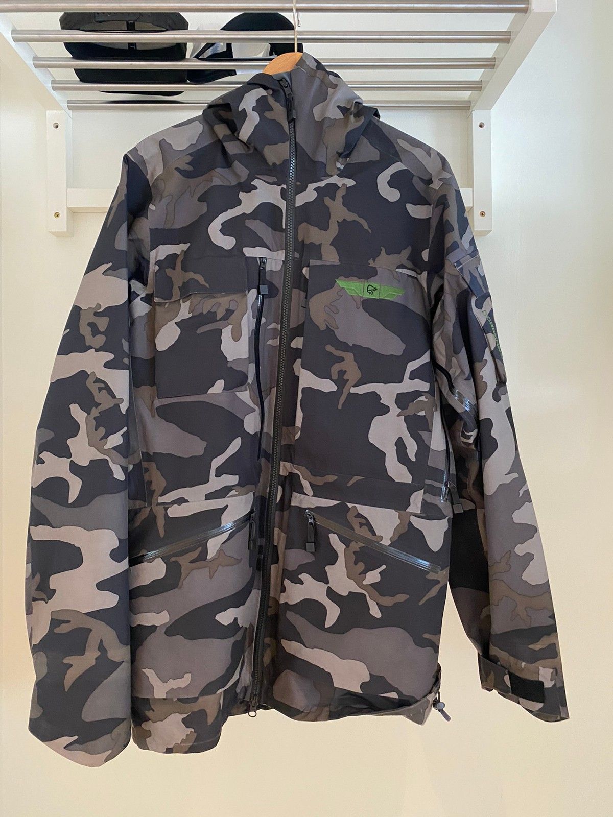 Norrøna Tamok Gore Tex Jacket LTD (M). Str Small. Dark Camo Norrøna Tamok Gore Tex Jacket LTD (M) Ny str. L (XL
