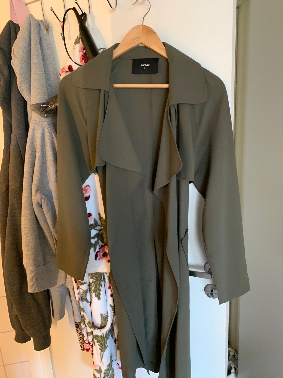 selger kåpe fra bikbok | FINN.no Kåpe fra bikbok | FINN.no