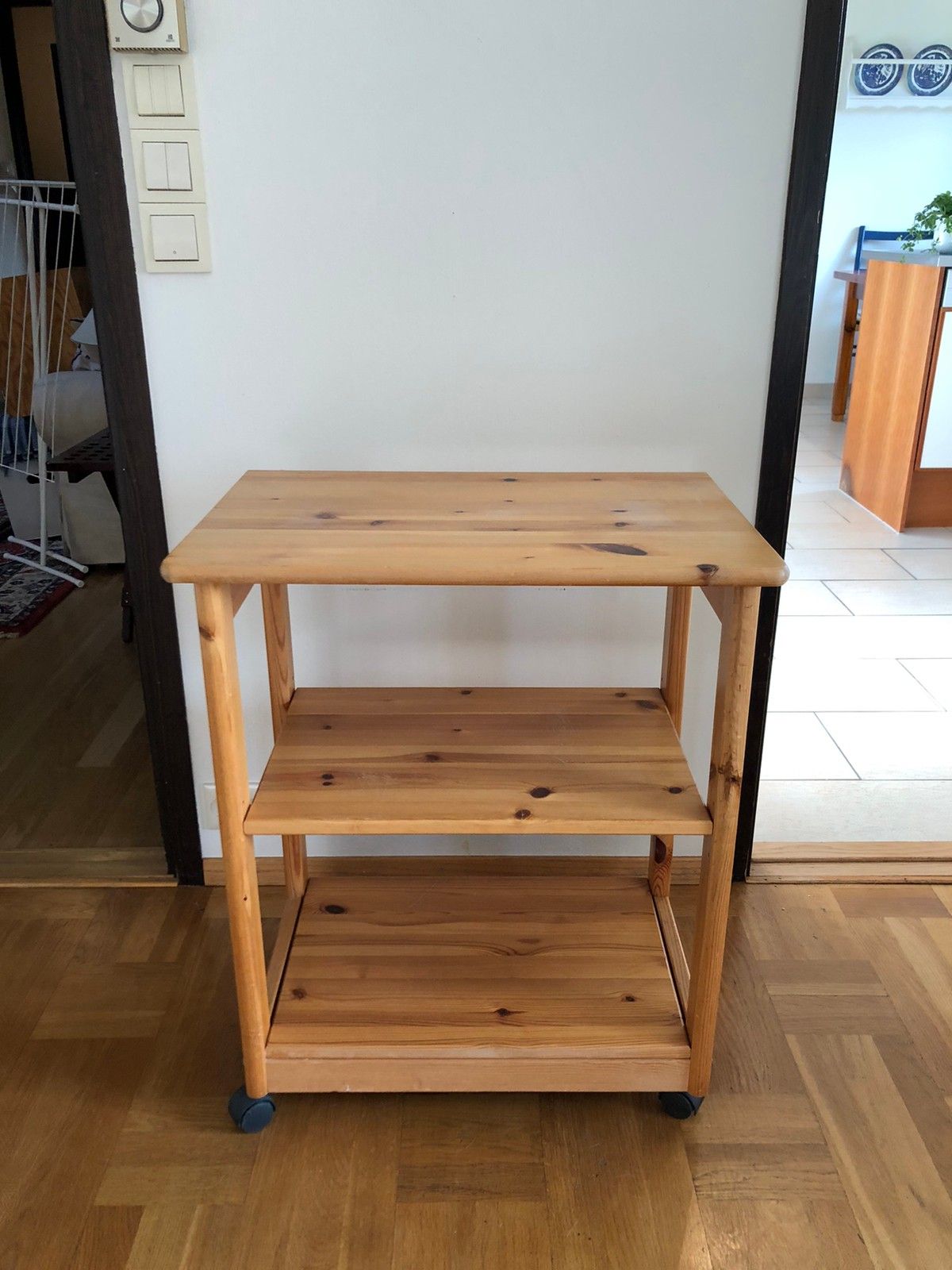 Fint sidebord trancherbord i furu | FINN.no Trancherbord med hjul | FINN.no