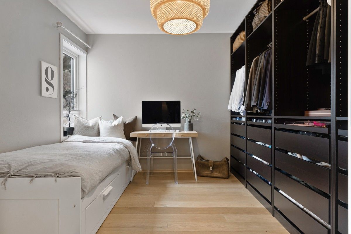 Skrivebord + Elisabeth transparent stol | FINN.no Elisabeth transparent spisestol | FINN.no