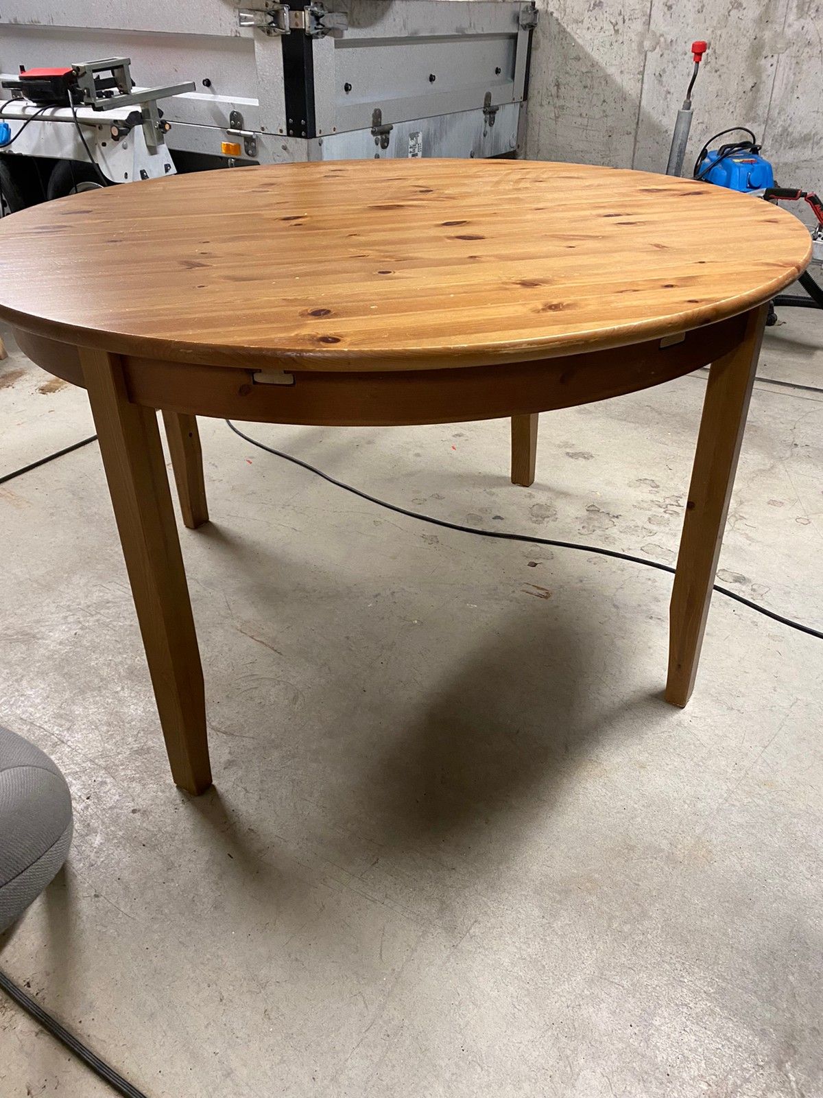 Rundt spisebord, 0,75 m høyt 1,25 m diameter, 1,7 m full Ikea mörbylånga rundt spisebord | FINN.no