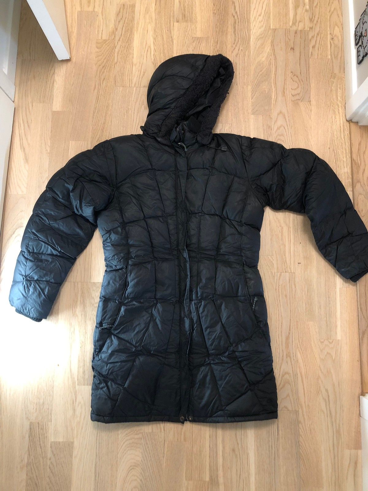 Mountain Hard Wear, lang dunjakke str M | FINN.no Lang dunjakke med hette fra Sand | FINN.no