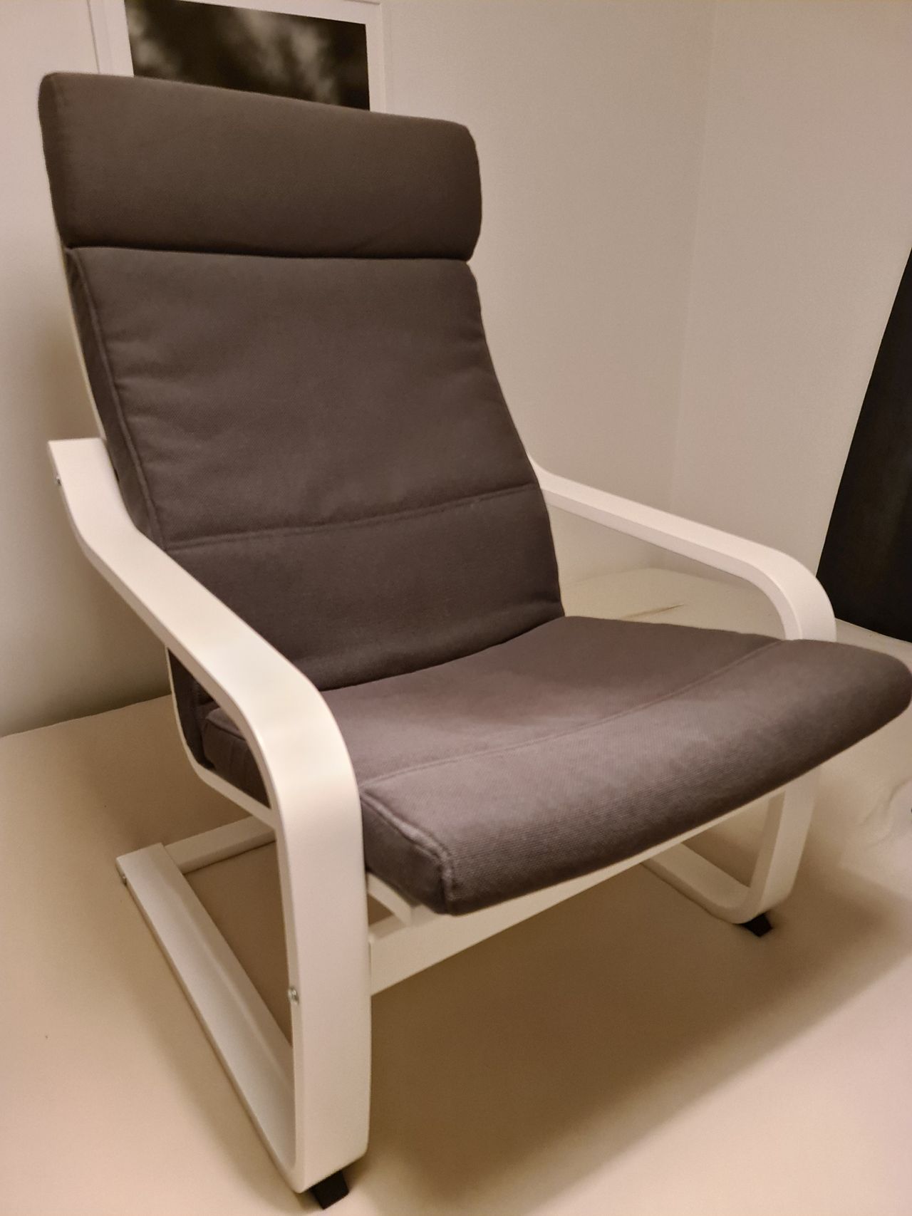 Ikea Poang Hvit grå selges | FINN.no Ikea Poäng stol, hvit med grå stolpute | FINN.no