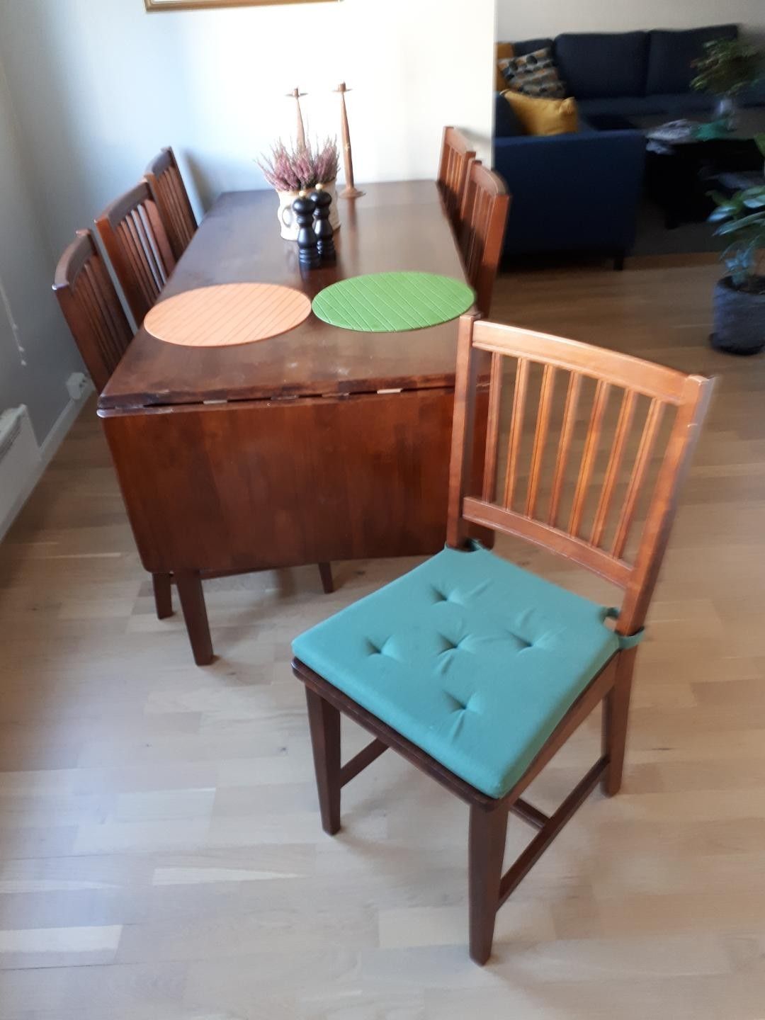 Spisebord med klaffer og seks stoler | FINN.no Spisebord med to klaffer og 6 stoler selges billig | FINN.no
