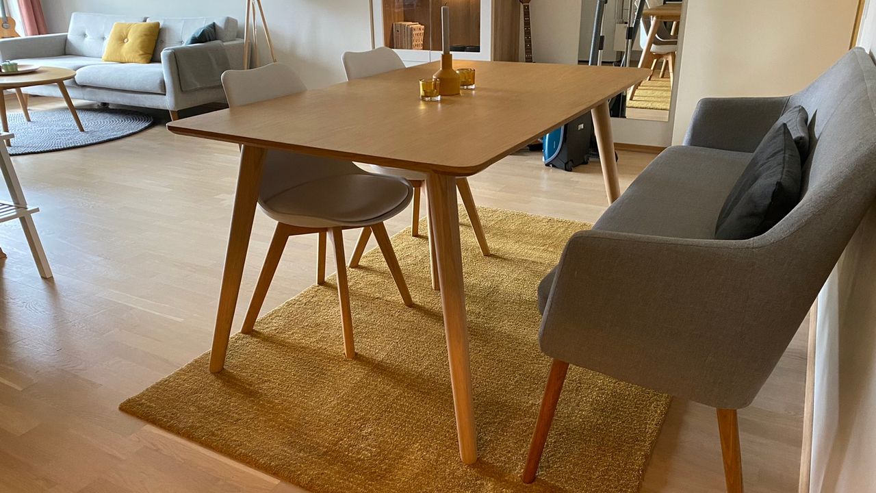 Spisebord i eik dansk design | FINN.no Rundtovalt teakbord og stoler ønskes kjøpt | FINN.no