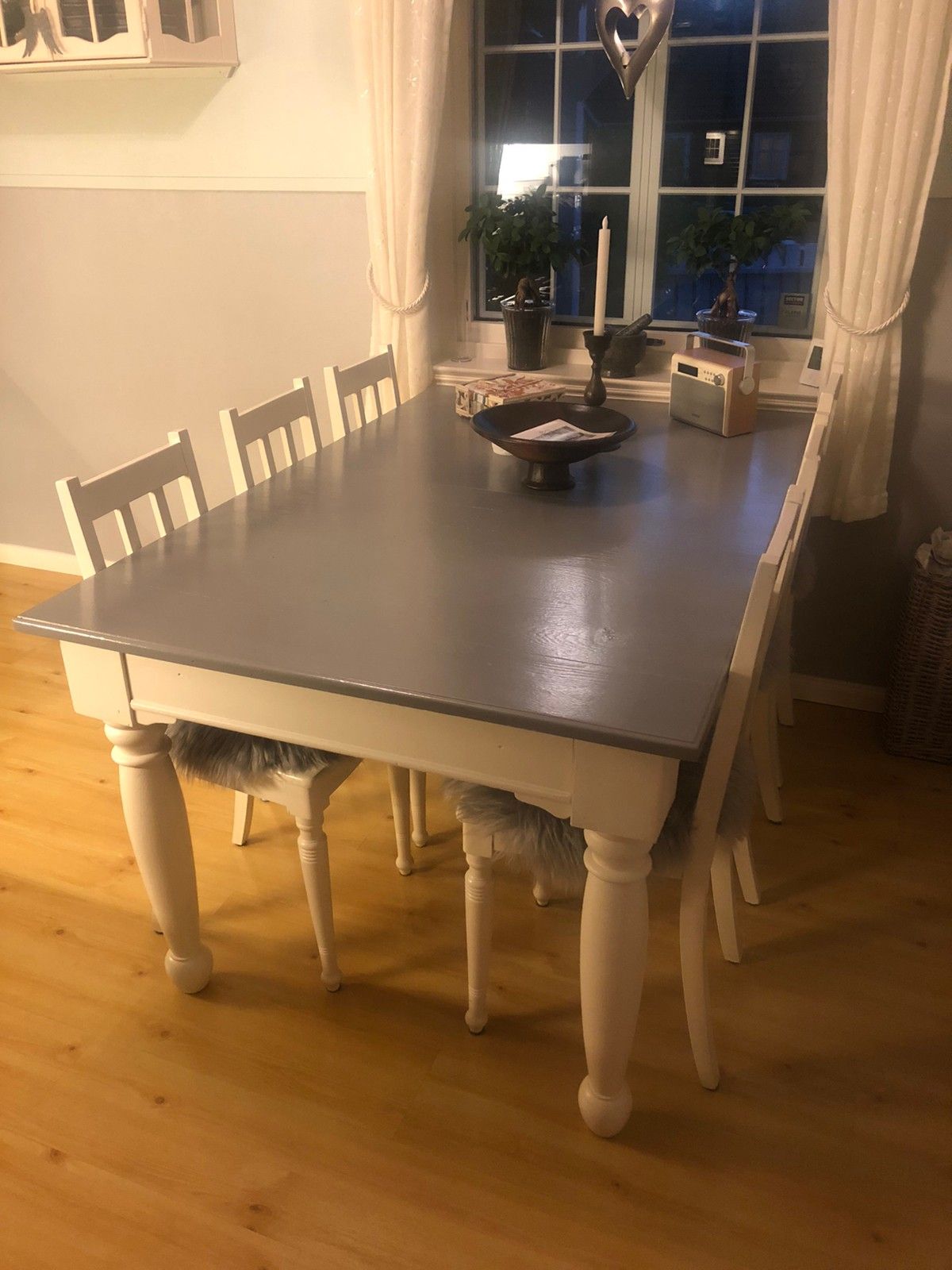 Spisebord og stoler eik Kjøpe, selge og utveksle annonser Spisestuebord med 6 Kjøpe, selge og utveksle annonser de