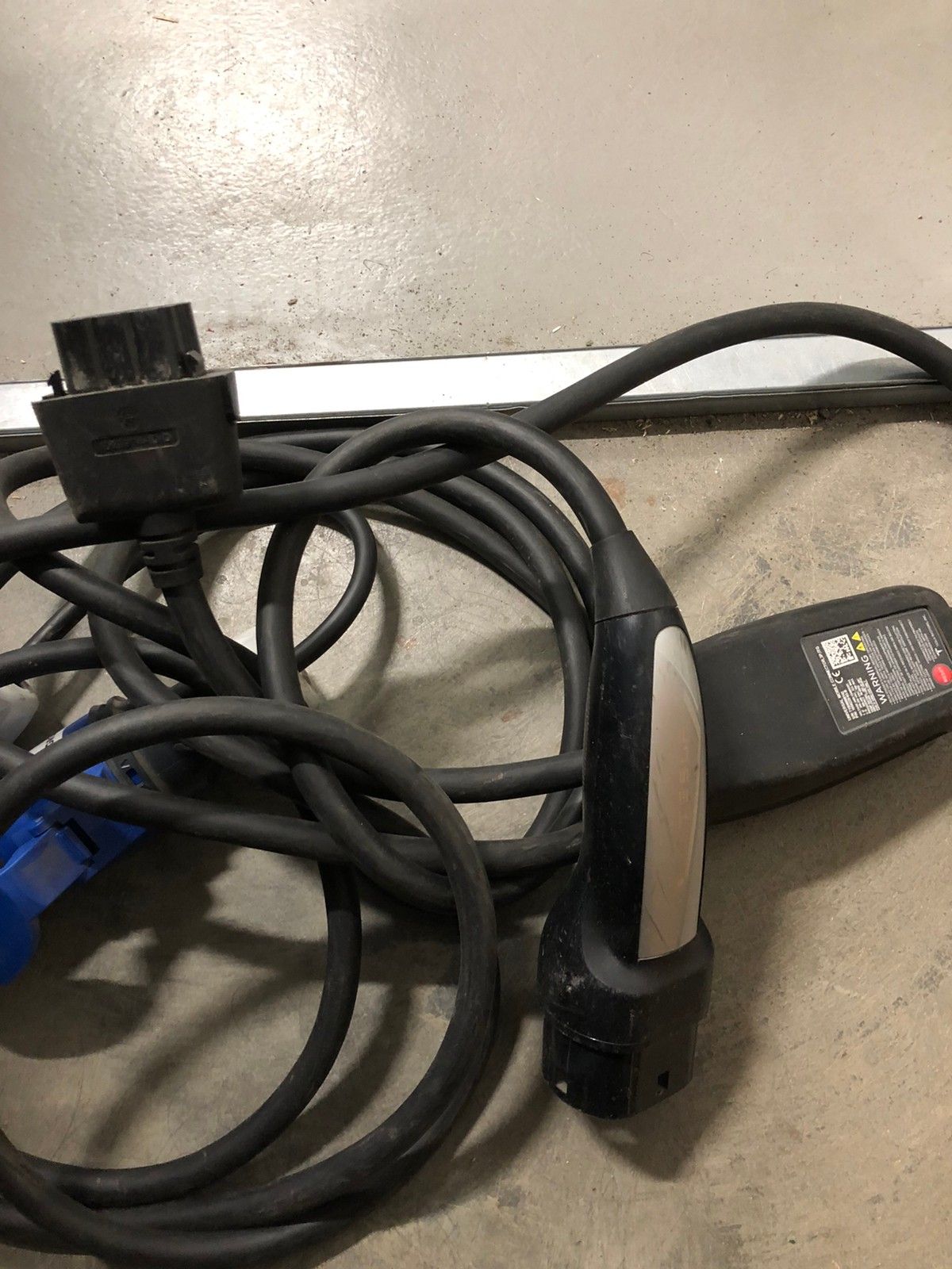 Tesla UMC Ladekabel med blå adapter | FINN.no Tesla lader mobile connector UMC lader | FINN.no