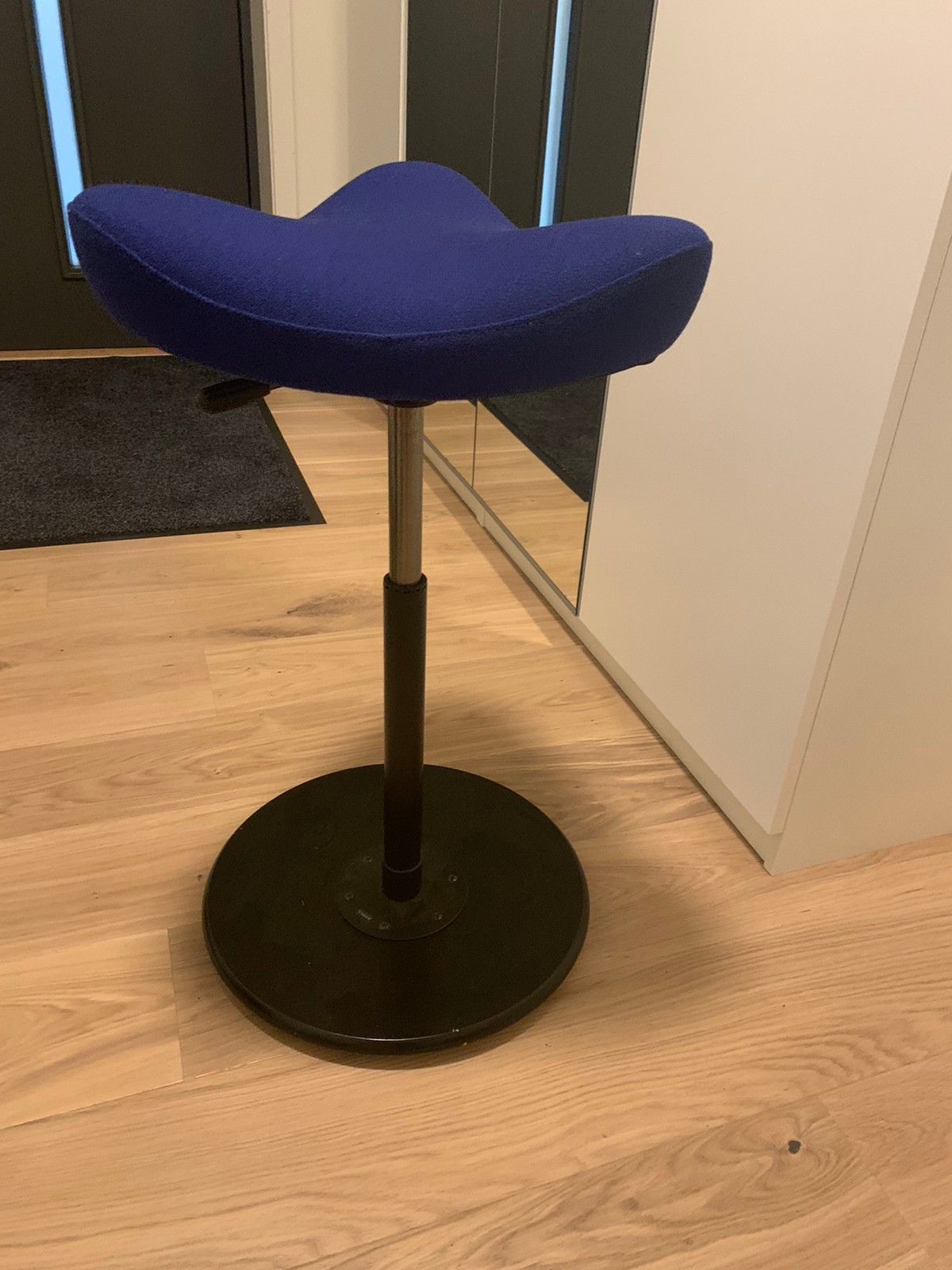 Stokke kontorstol | FINN.no Stokke Move ergonomisk stol i blåttstoff, base i bøk, pent brukt