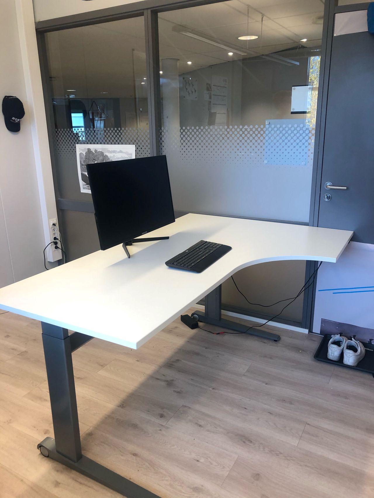 Kontor skrivebord | FINN.no Skrivebord med manuell hevesenkefunksjon | FINN.no