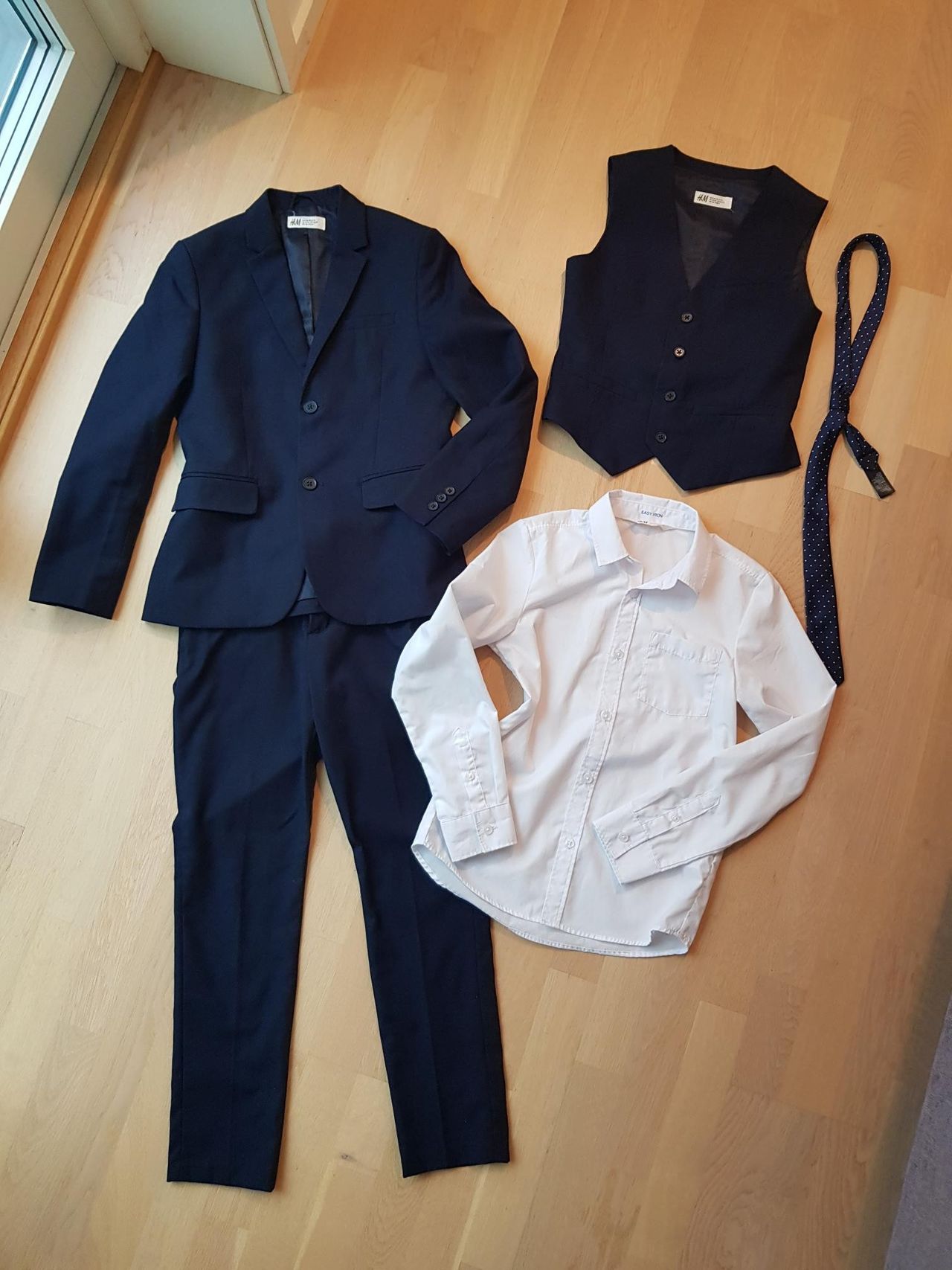 Lite og pent brukt mørkeblå dress med til gutt str 146 Lite brukt dunjakker og dress til gutt | FINN.no