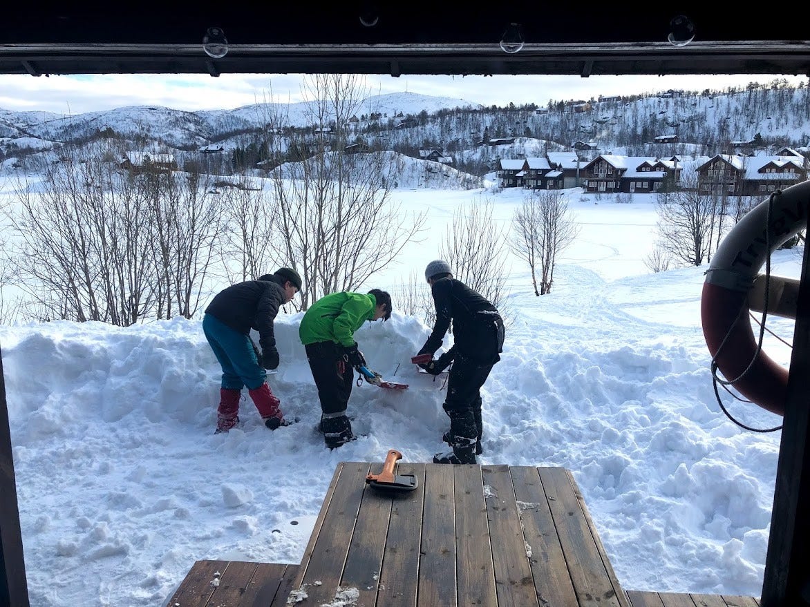 Utsikt og aktivitet på terrassen/uteplassen på vinterstid Galleribilde