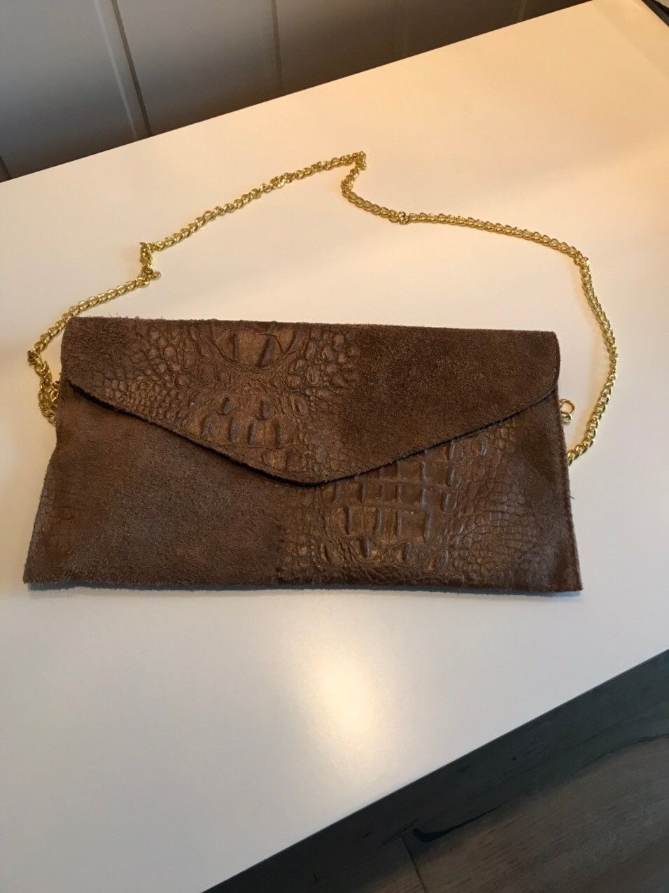 Lekker liten veskeclutch i semsket skinn selges rimelig Lekker liten Veske av Metall! | FINN.no