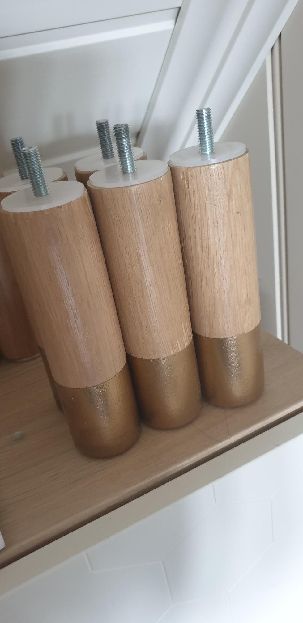 Pent brukt Landskrona ben med gull detaljer | FINN.no Ben til Ikea sofastol | FINN.no