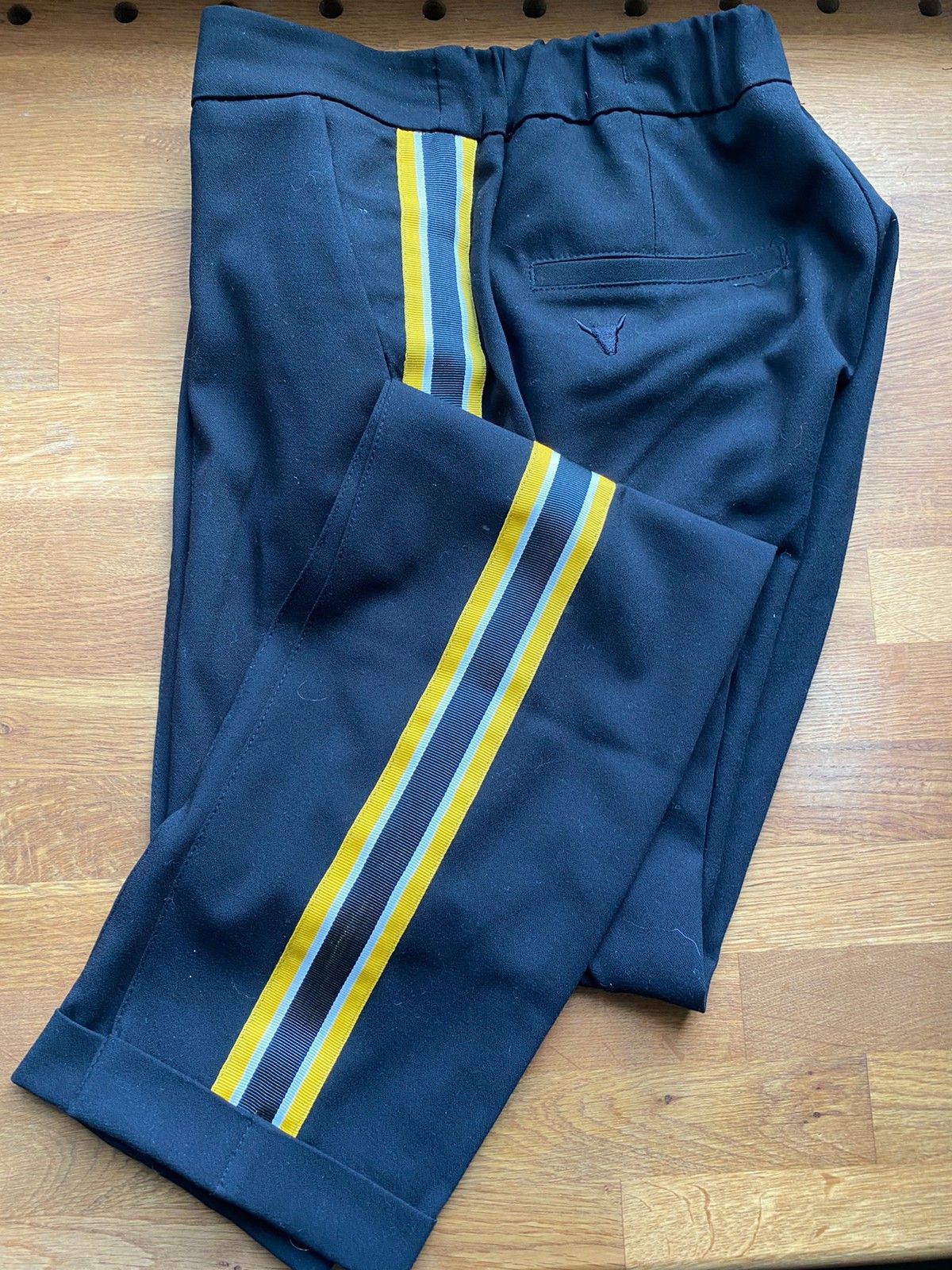 ALIX bukse med gule striper, str S | FINN.no Bukse str. S med strikk i livet | FINN.no