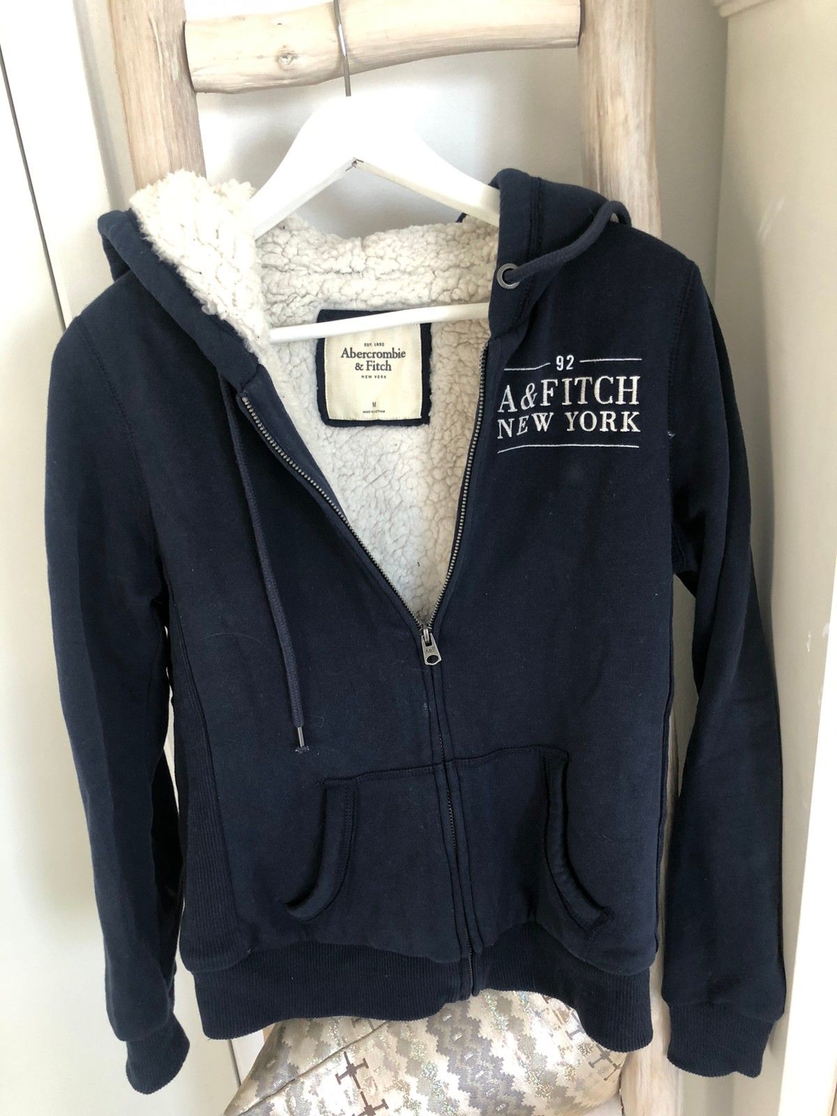 Abercrombie hettegenser til dame med bamsefor. Strl M | FINN.no Abercrombie hettegenser til dame med bamsefor. Strl M | FINN.no