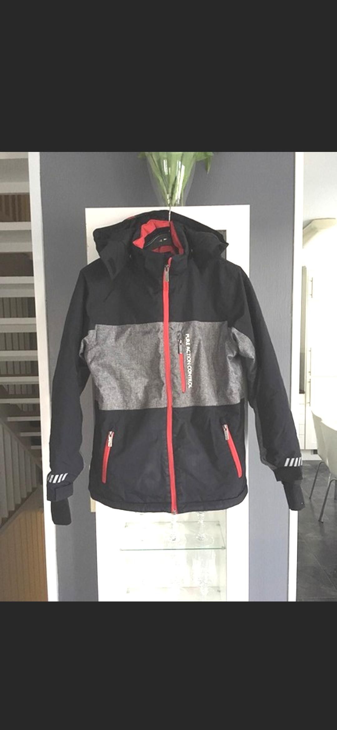 Lite og pent brukt tøff Joun Paul gutt vinter jakke, str 10 Lite og pent brukt tøff Joun Paul gutt vinter jakke, str 10